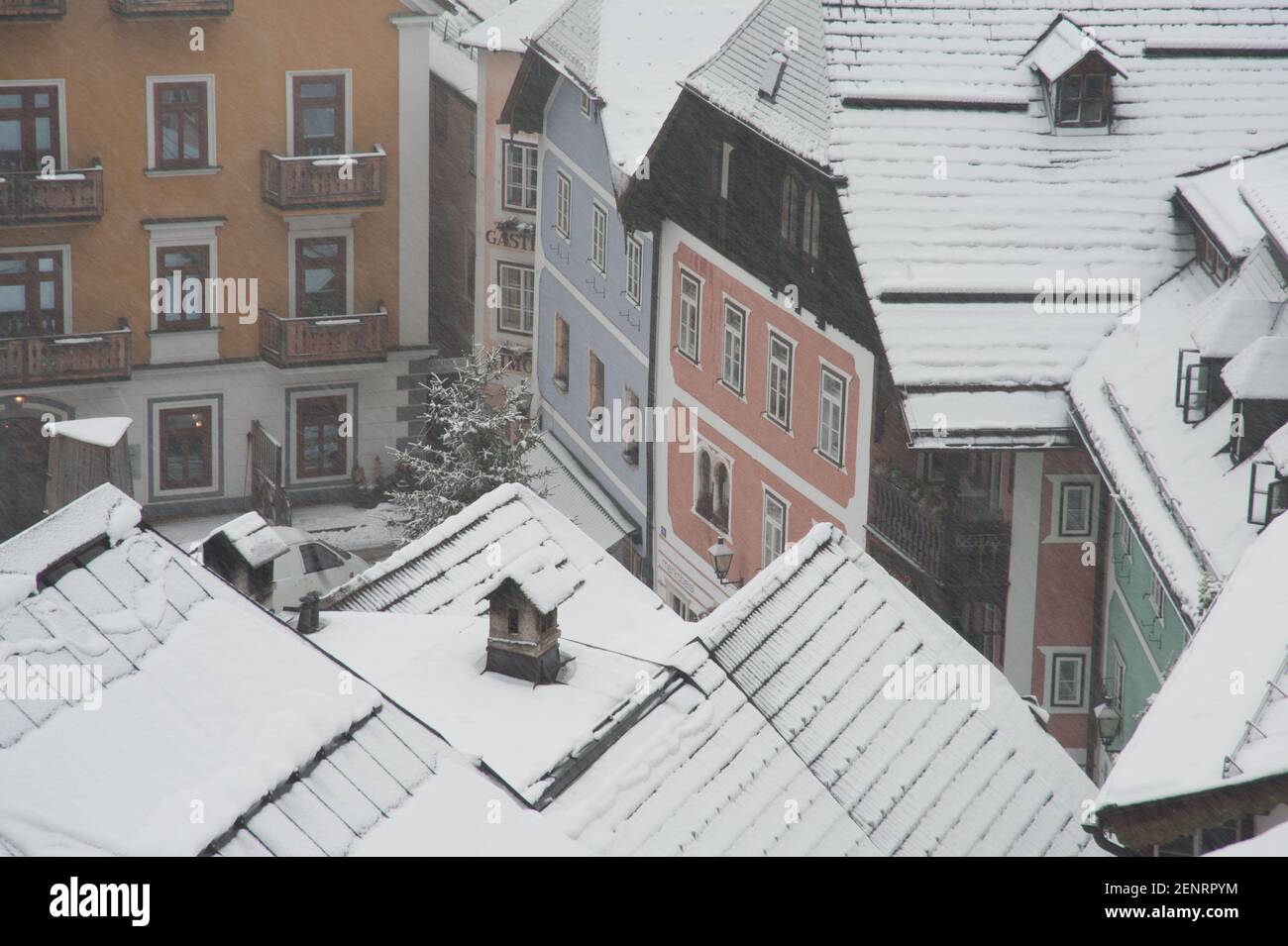 Hallstatt pueblo desde arriba en invierno durante la nevada, Hallstatt, Inner Salzkammergut, Austria Foto de stock