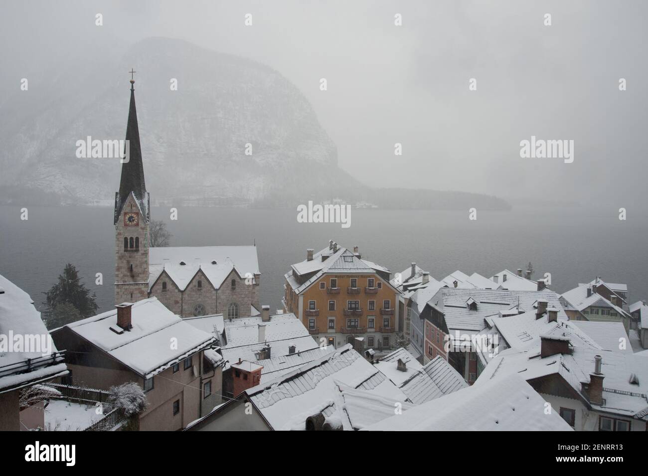 Hallstatt pueblo desde arriba en invierno durante la nevada, Hallstatt, Inner Salzkammergut, Austria Foto de stock