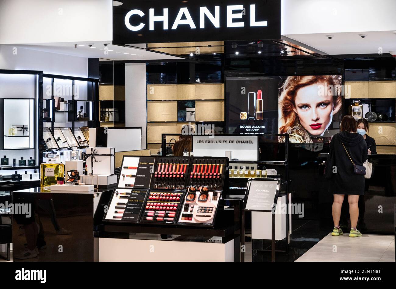 Marca multinacional francesa de ropa y productos de belleza, tienda Chanel  vista en Hong Kong Fotografía de stock - Alamy