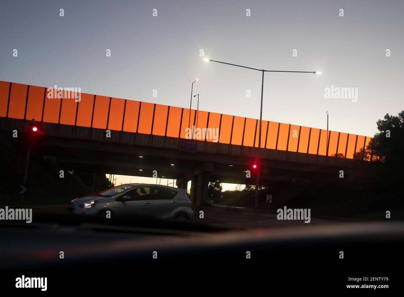 La barrera del ruido moderna pasa por el paso elevado durante la hora punta. Foto de stock