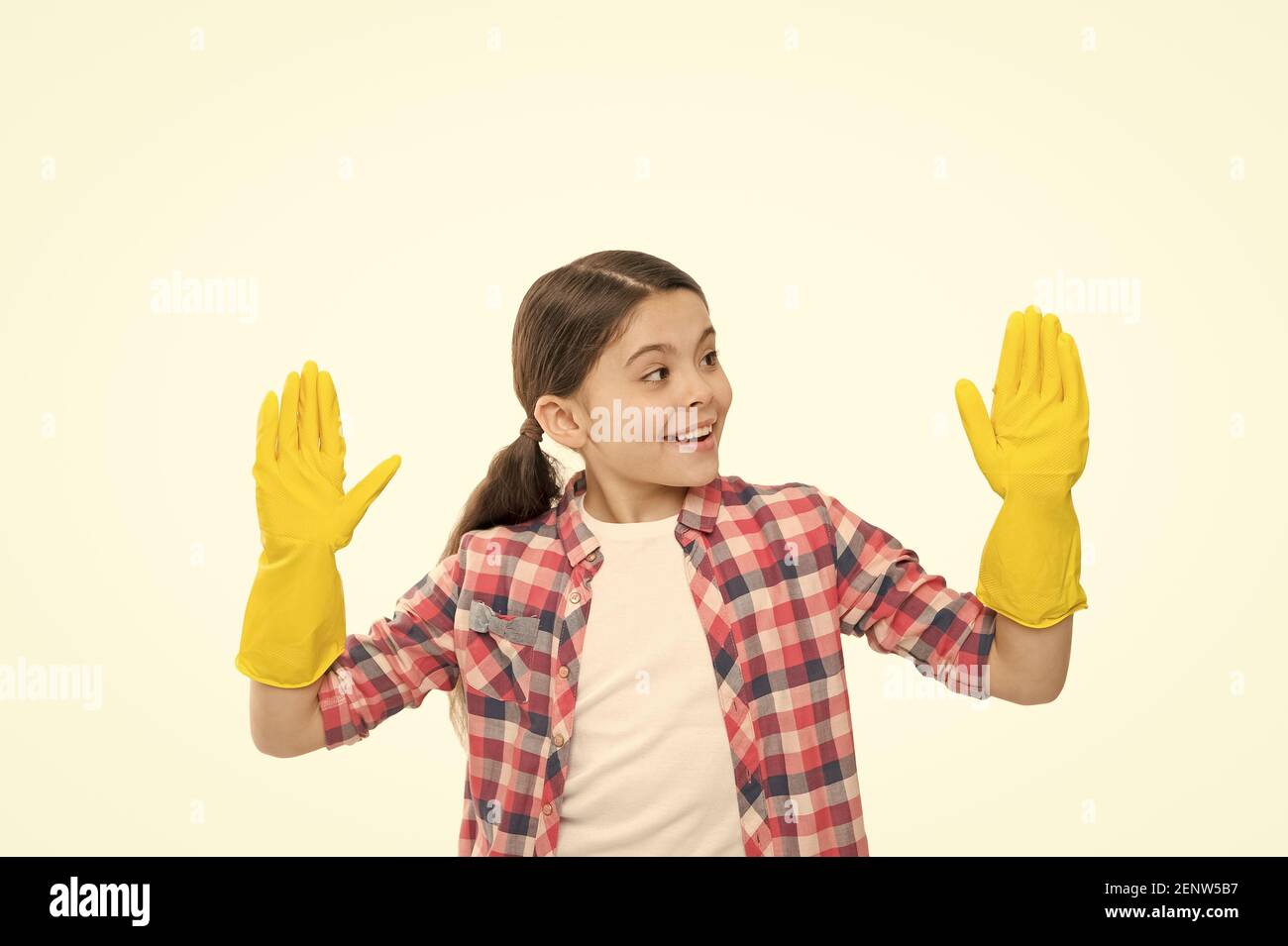 limpieza general. Guantes amarillos para la limpieza de la casa. Concepto  de las tareas domésticas. Tiempo para el lavado. Material de limpieza.  Limpieza de chicas pequeñas con guantes de goma. Niños limpia