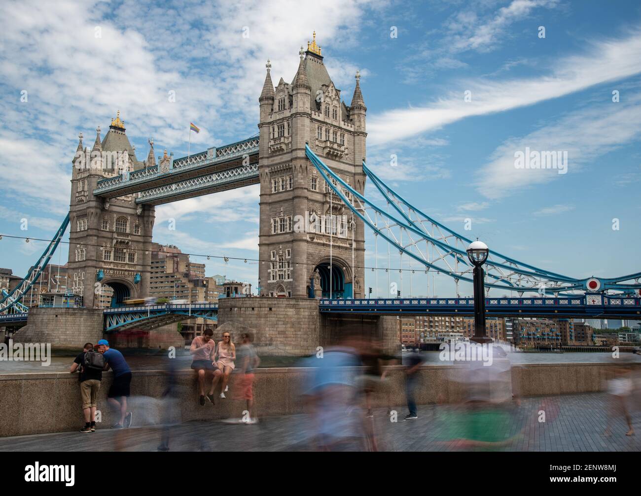 Gente caminando aseada la torre del monumento de Londres en Inglaterra Reino Unido Foto de stock