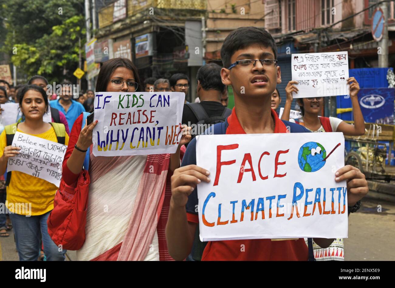 Estudiantes de escuelas, ciudadanos locales, activistas ambientales gritan lemas mientras participan en una huelga climática global para protestar contra la inacción gubernamental hacia el colapso climático y la contaminación ambiental, parte de las manifestaciones que se llevan a cabo en todo el mundo en un movimiento llamado "Viernes para el futuro" en Kolkata, India, el 27 de septiembre de 2019. (Foto de Indranil Aditya/Sipa USA) Foto de stock