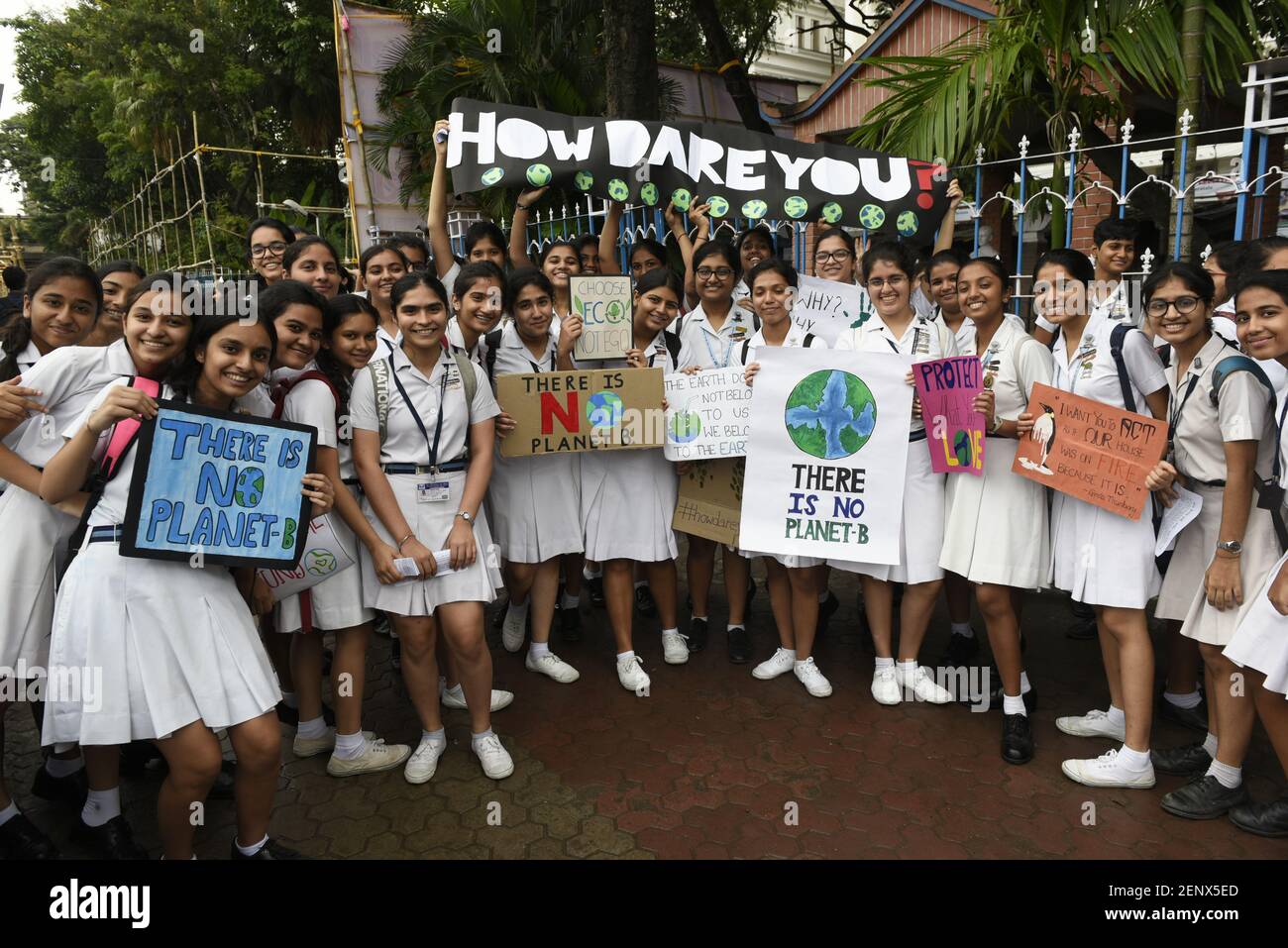 Estudiantes de escuelas, ciudadanos locales, activistas ambientales gritan lemas mientras participan en una huelga climática global para protestar contra la inacción gubernamental hacia el colapso climático y la contaminación ambiental, parte de las manifestaciones que se llevan a cabo en todo el mundo en un movimiento llamado "Viernes para el futuro" en Kolkata, India, el 27 de septiembre de 2019. (Foto de Indranil Aditya/Sipa USA) Foto de stock