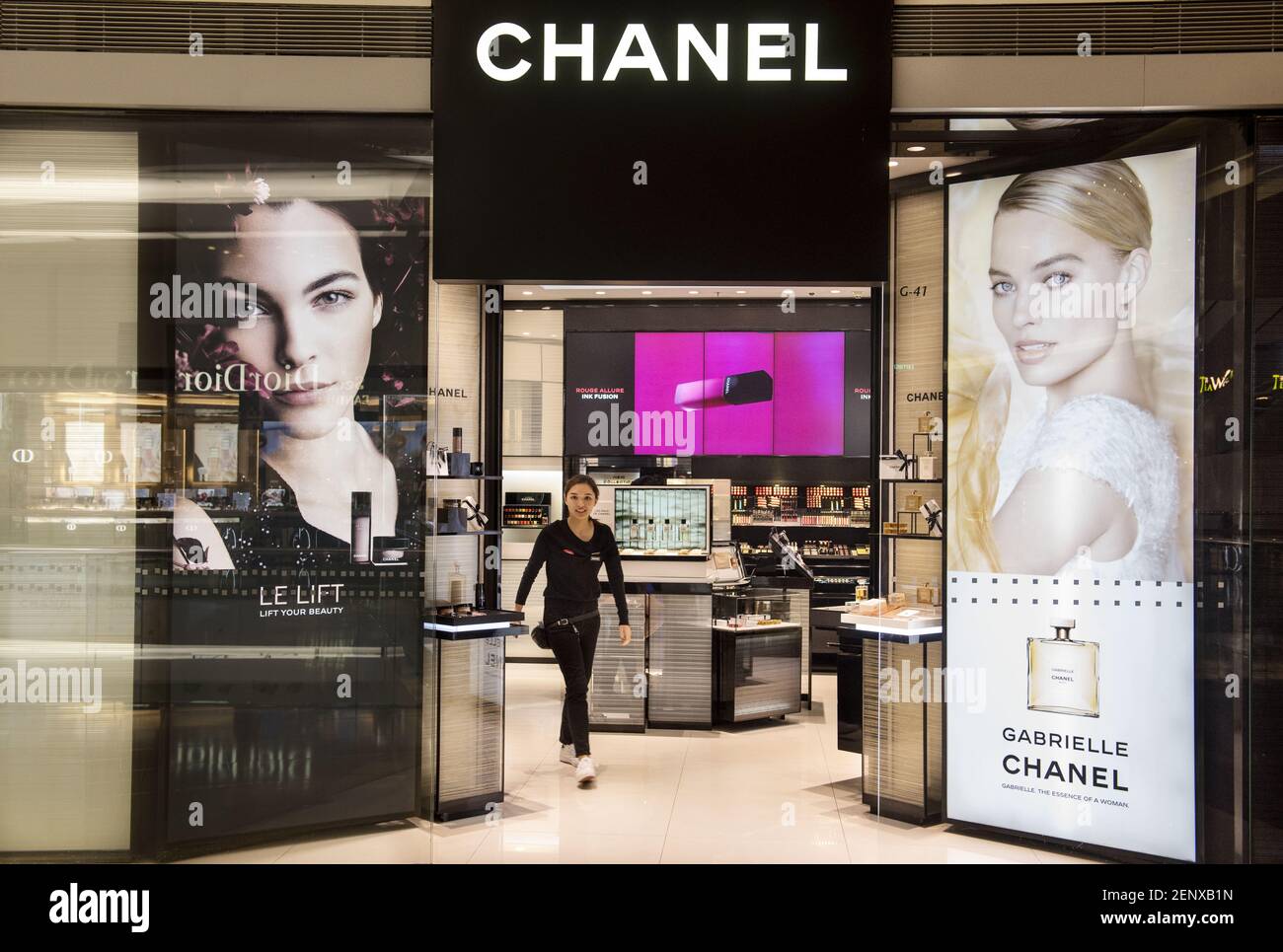 La multinacional francesa Chanel Marca de ropa y productos de belleza se ve  en Hong Kong. (Foto de Budrul Chukrut / SOPA Images/Sipa USA Fotografía de  stock - Alamy