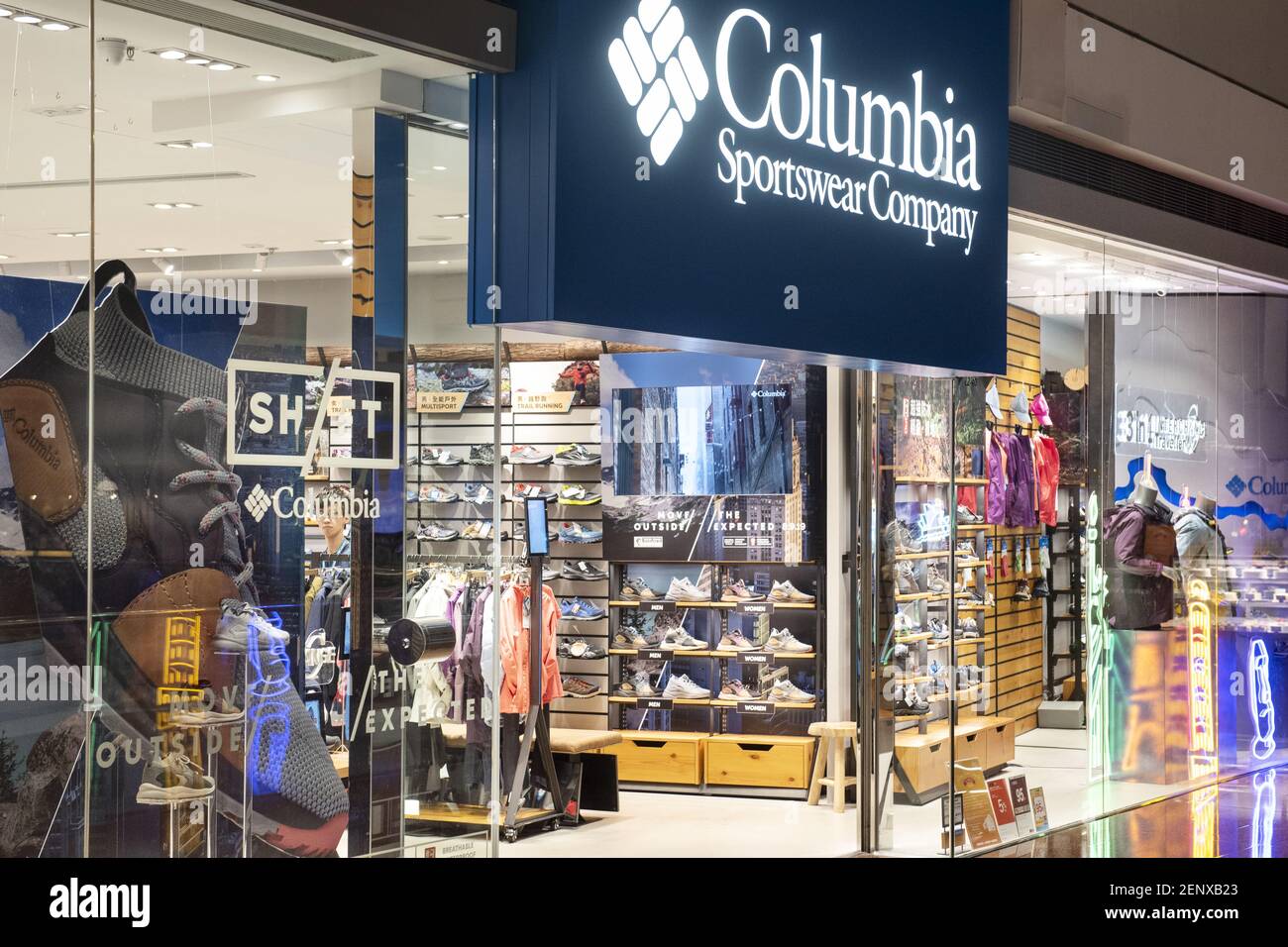 La Marca americana de ropa deportiva Columbia tienda vista en Hong Kong.  (Foto de Budrul Chukrut / SOPA Images/Sipa USA Fotografía de stock - Alamy