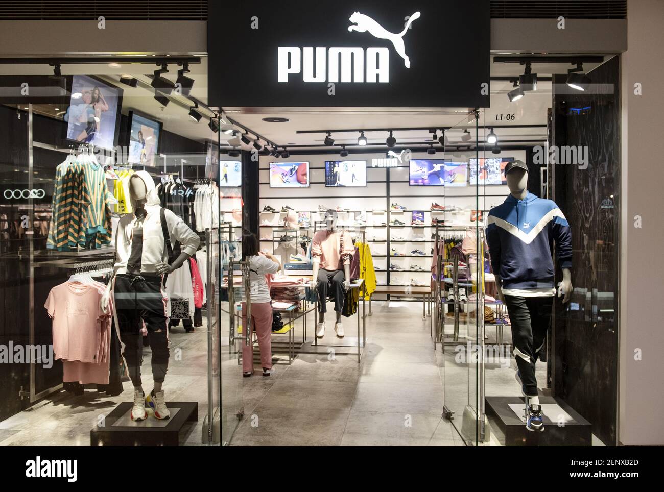 Los peatones pasan por una tienda Puma, Marca multinacional alemana de ropa  deportiva, en Hong Kong. (Foto de Budrul Chukrut / SOPA Images/Sipa USA  Fotografía de stock - Alamy