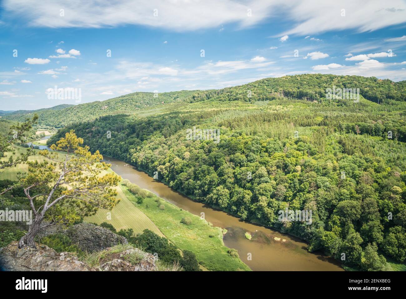 Cañón del río Berounka, vista desde una colina Certova skala en un pueblo de Hracholusky República Checa. Foto de stock