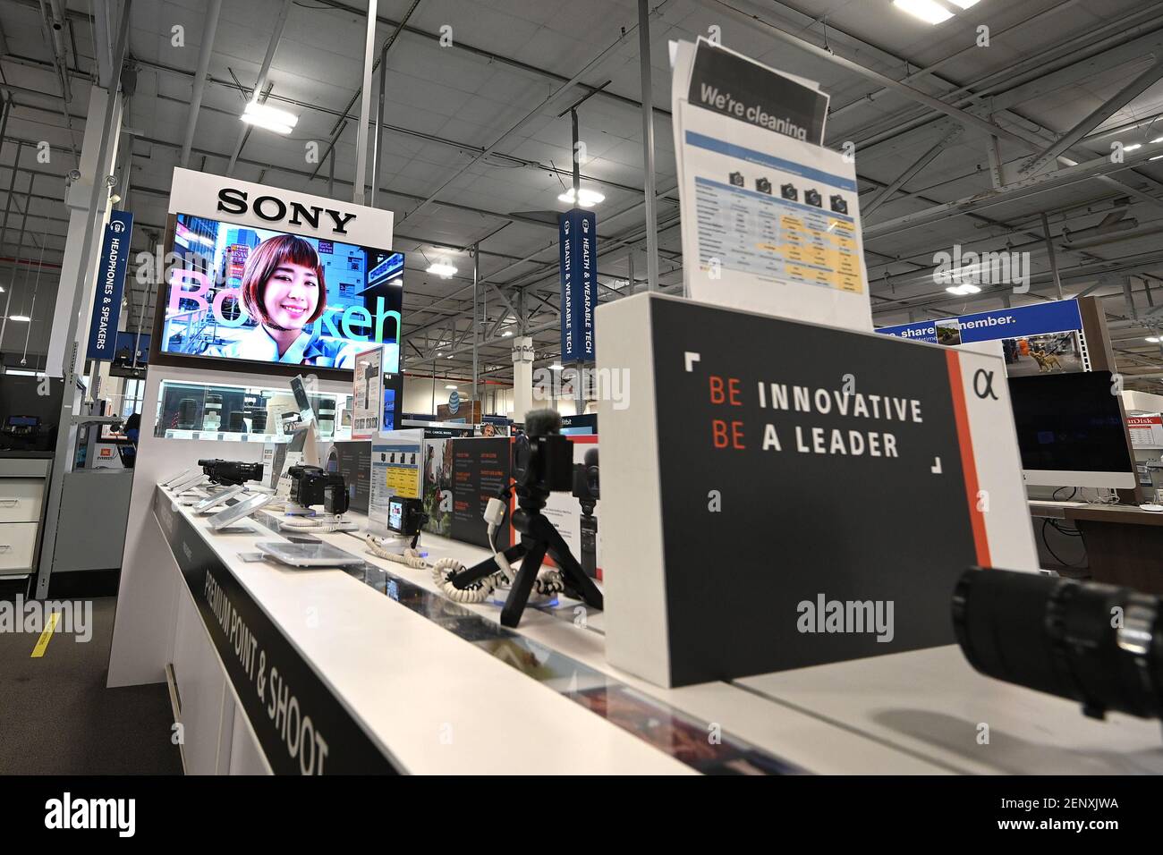 Nueva York, EE.UU. 26 de febrero de 2021. Vista interior de una tienda  electrónica Best Buy en el barrio Queens de la ciudad de Nueva York, NY, 26  de febrero de 2021.