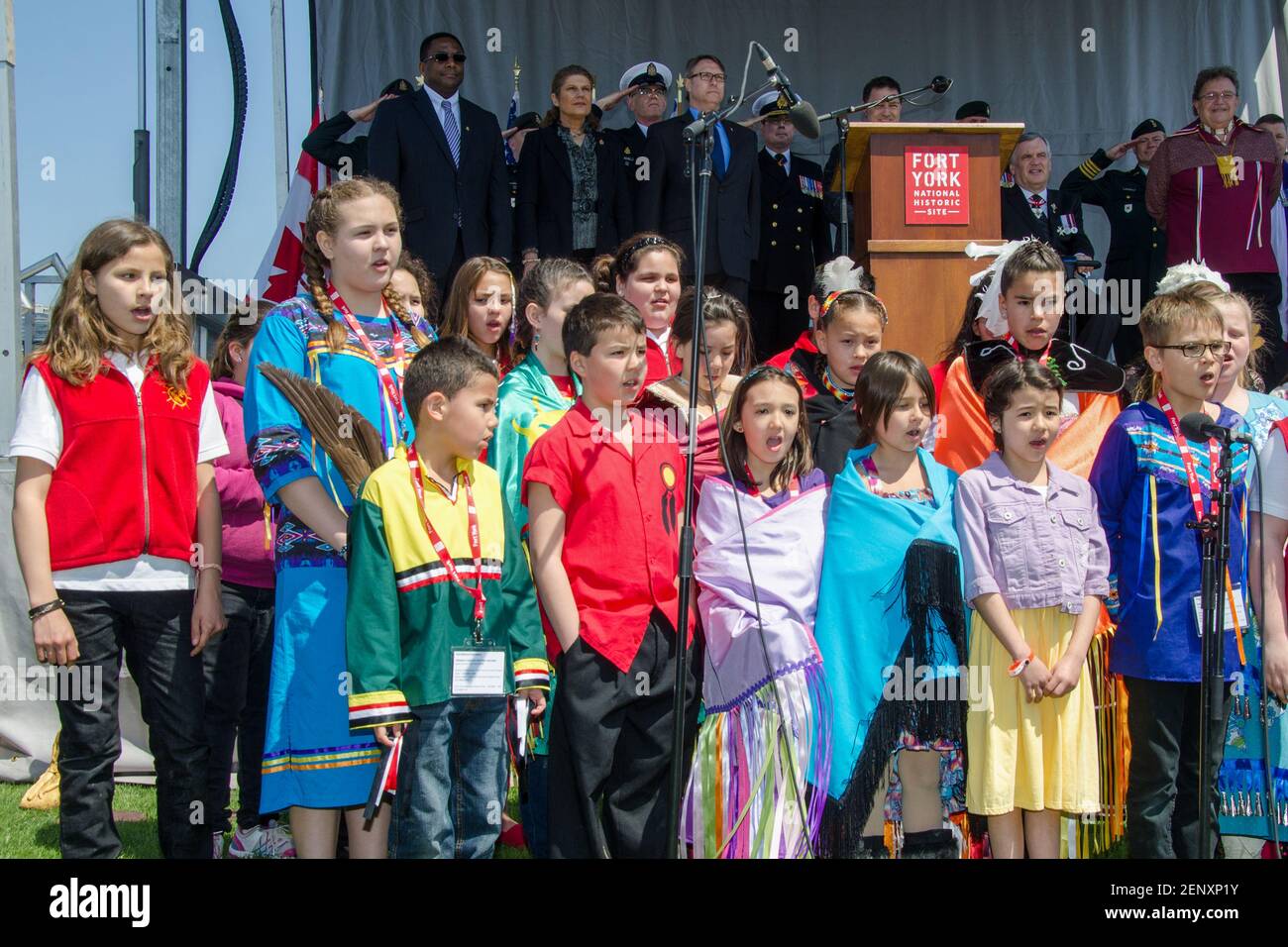 Guerra de 1812: 200 Aniversario de la celebración de la Batalla de York: Un coro infantil canta en un evento al aire libre en celebración de la ann bicentenario Foto de stock