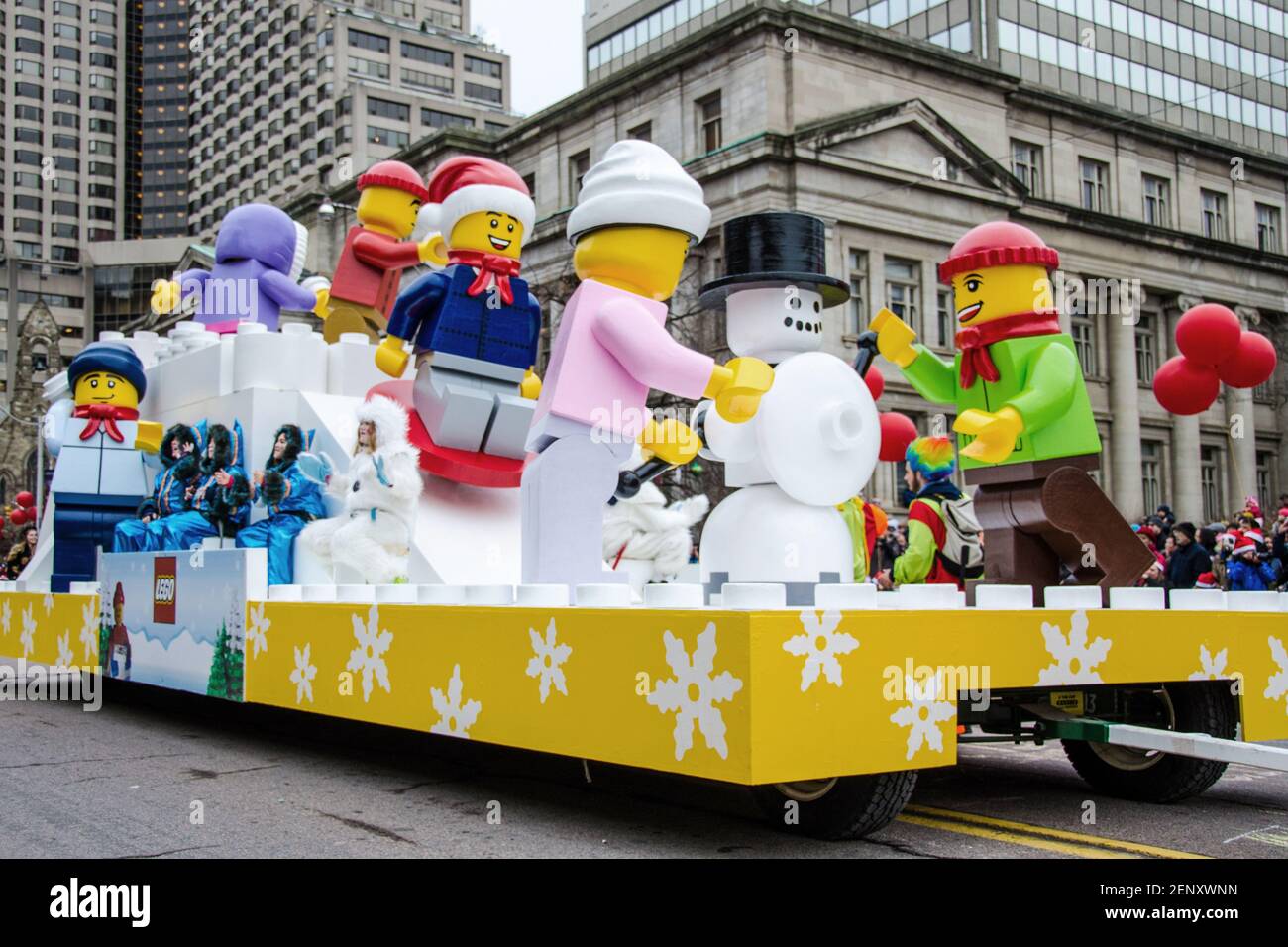 LEGO FLOAT participando en la celebración de la 109ª edición del Desfile de  Santa Claus. Más de medio millón de personas asisten al desfile cada año  Fotografía de stock - Alamy