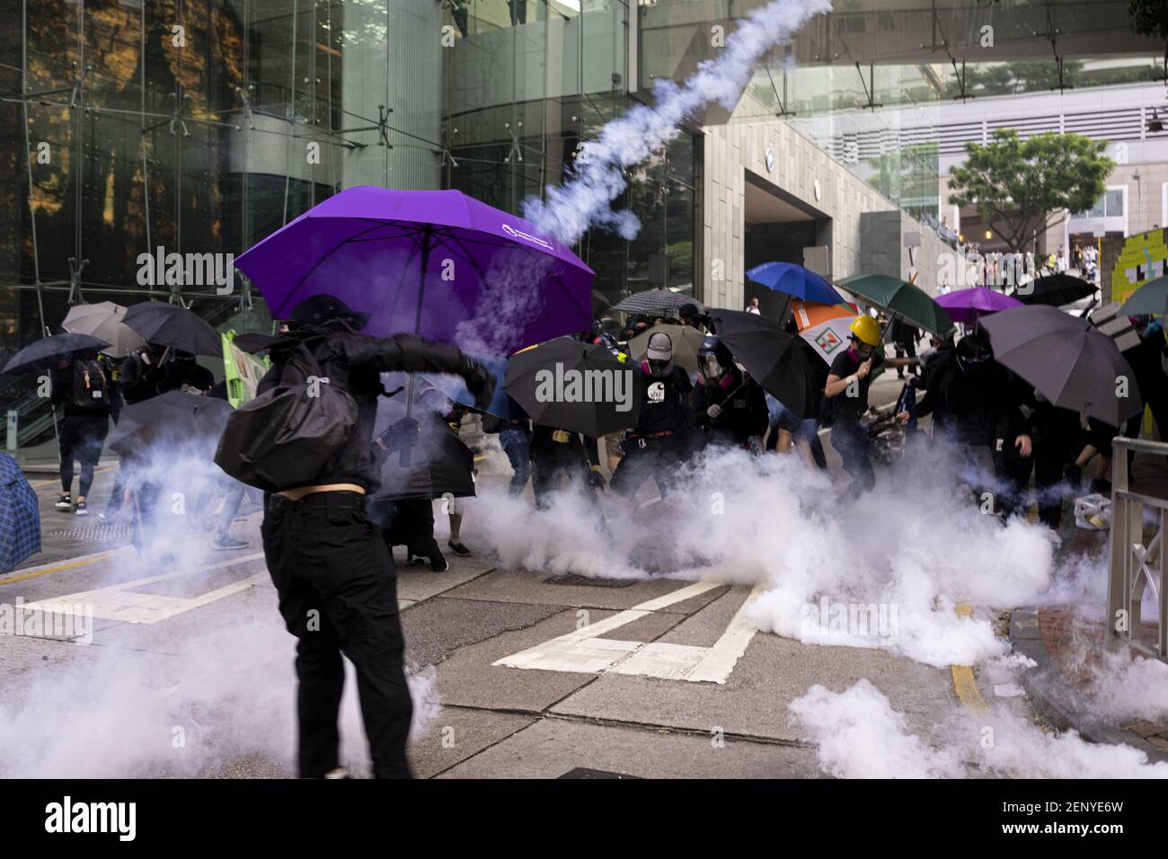 Almirantazgo, Hong Kong: Cuando el equipo para extinguir los cartuchos de  gas lacrimógeno no está disponible, el método probado y verdadero es  simplemente recogerlos y arrojarlos a la policía antidisturbios. Los Hong
