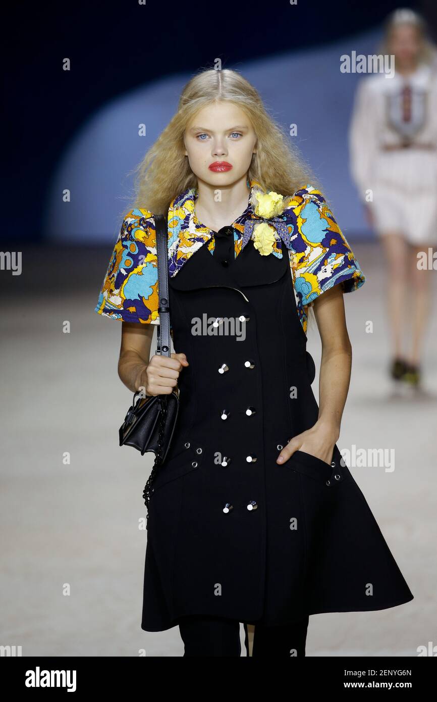 Modelo Evie Harris caminando en la pista durante el Louis Vuitton Ready to  Wear Primavera/Verano 2020 parte de la Semana de la Moda de París el 1 de  octubre de 2019 en