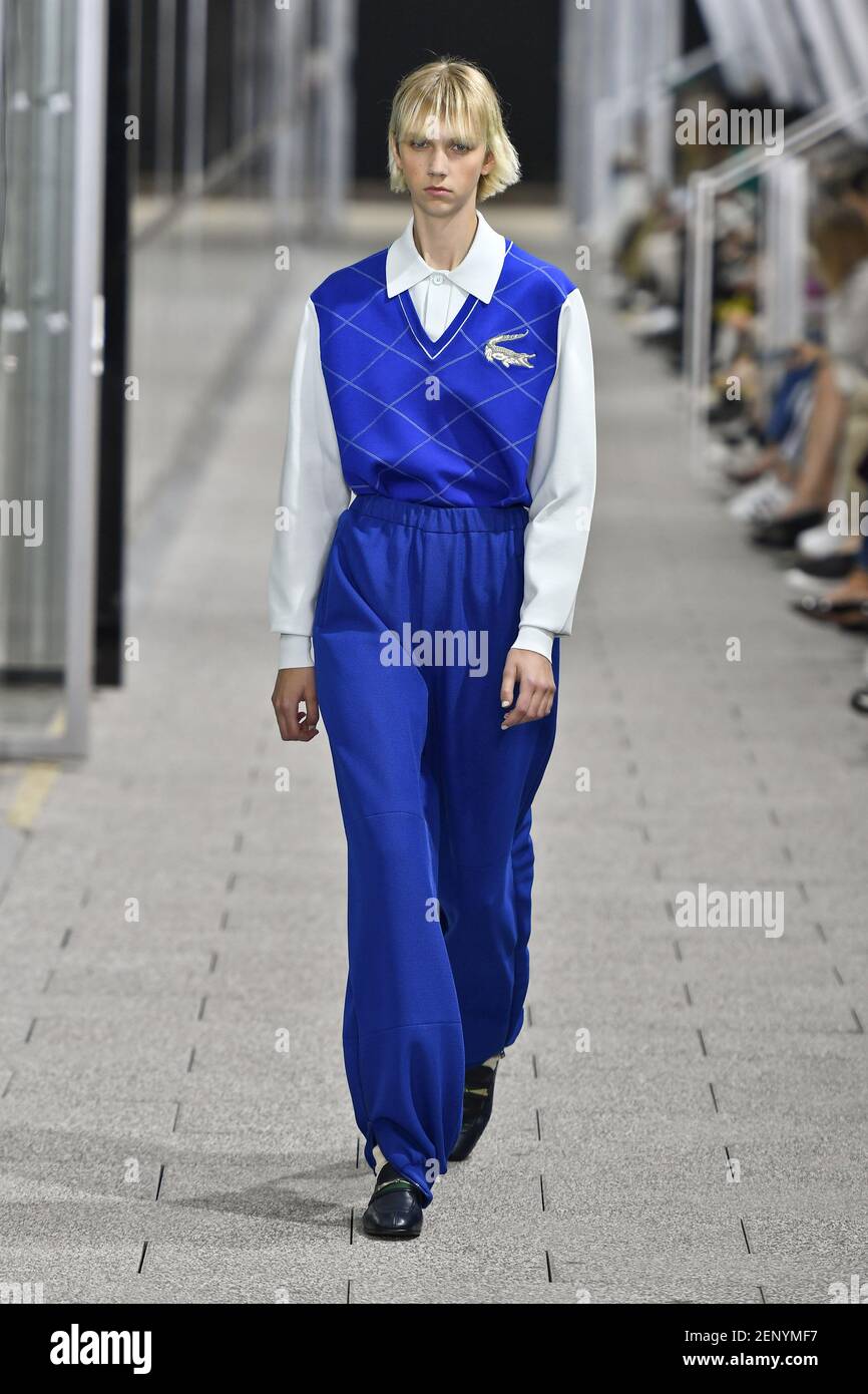 Modelo Bente Oort caminar en la pista durante el Lacoste Ready to Wear  Primavera / Verano 2020 parte de la Semana de la Moda de París el 1 de  octubre de 2019