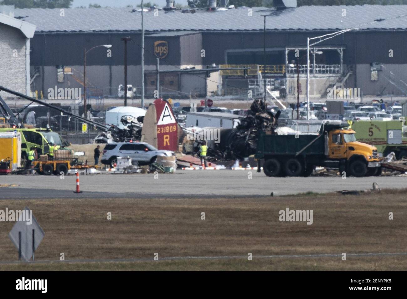 Las cuadrillas de emergencia responder a un bombardero B-17 de la WWII accidente que ocurrió justo antes de las 10 horas, en el Aeropuerto Internacional de Bradley Miércoles, Octubre 2, 2019, en Windsor Locks. (Kassi Jackson/Hartford Courant/TNS) Foto de stock