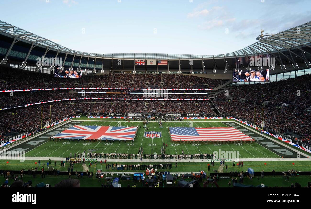 Oct 6, 2019; Londres, Reino Unido; Vista general del estadio Tottenham Hotspur con banderas estadounidenses y británicas en el campo durante la interpretación del himno nacional antes de un partido de la NFL International Series entre los Chicago Bears y los Oakland Raiders. Crédito obligatorio: Kirby Lee-USA HOY Deportes/Sipa USA Foto de stock