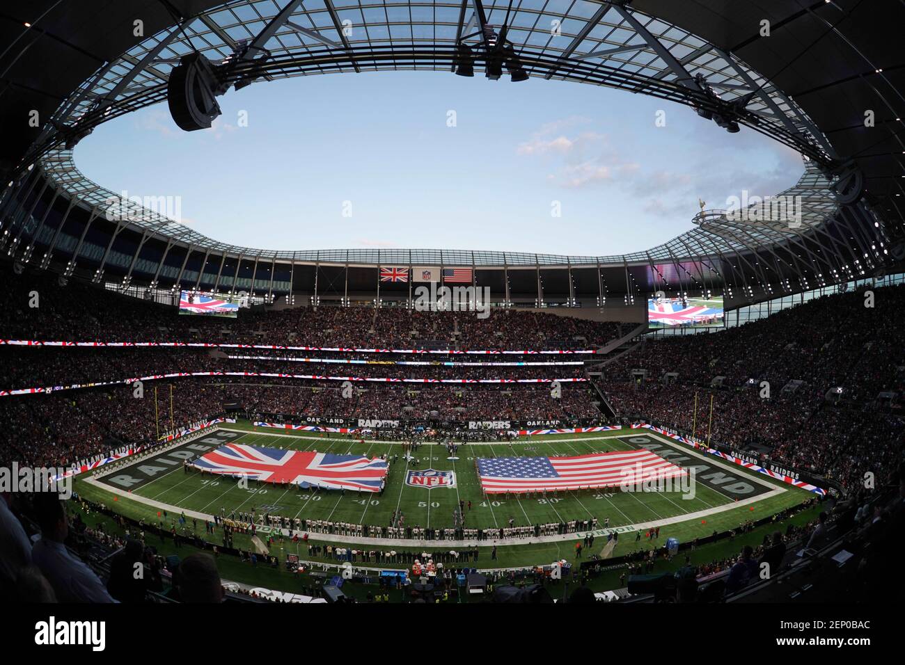 Oct 6, 2019; Londres, Reino Unido; Vista general del estadio Tottenham Hotspur con banderas estadounidenses y británicas en el campo durante la interpretación del himno nacional antes de un partido de la NFL International Series entre los Chicago Bears y los Oakland Raiders. Crédito obligatorio: Kirby Lee-USA HOY Deportes/Sipa USA Foto de stock