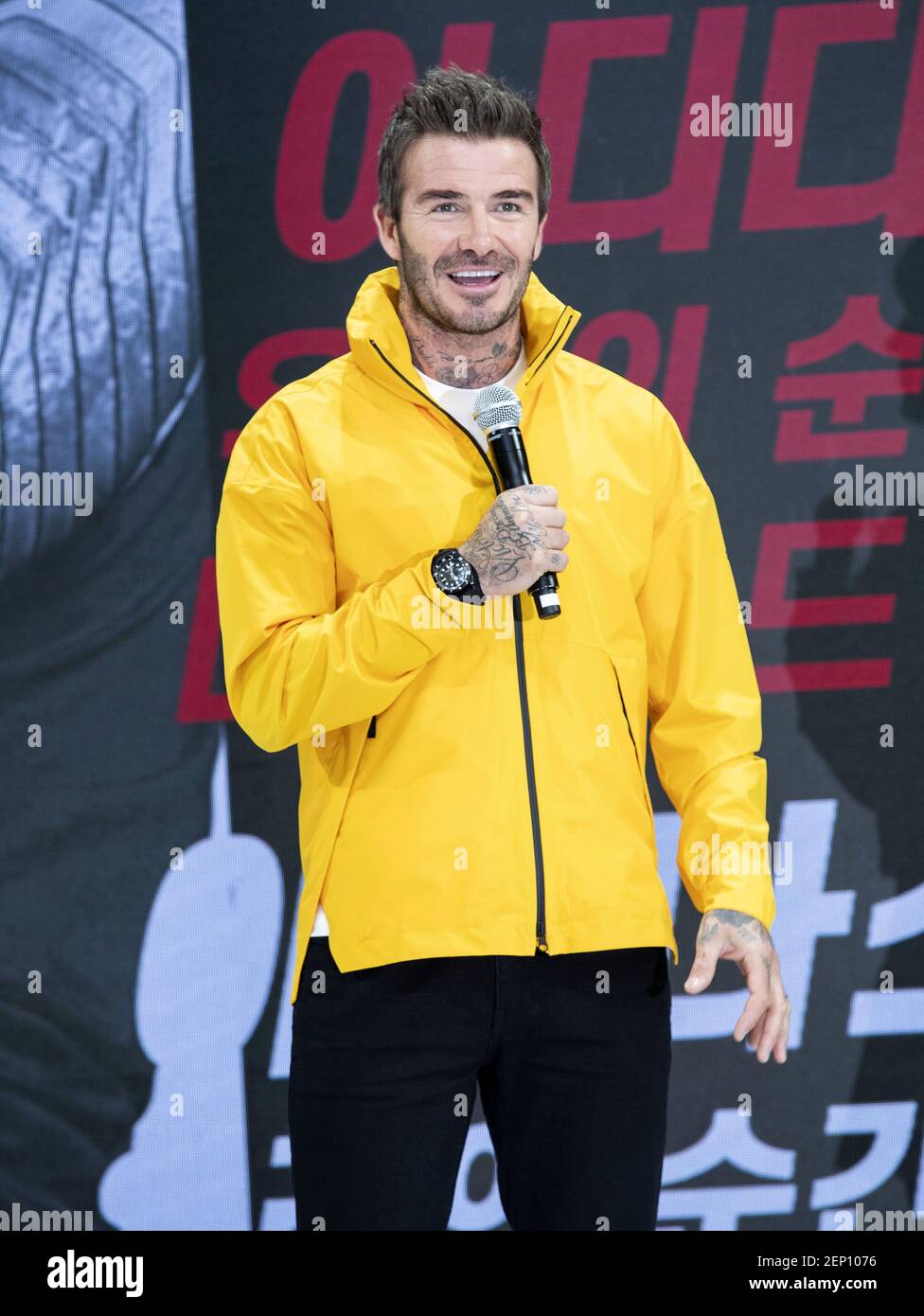 El futbolista inglés David Beckham asiste a un fotoevento para el 70o  aniversario de la Marca de ropa deportiva Adidas en Time Square en Seúl,  Corea del Sur, el 9 de octubre