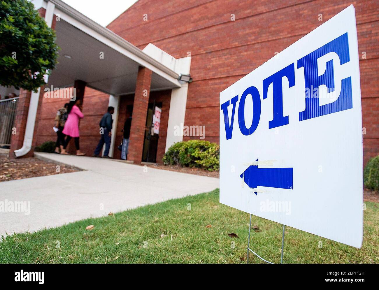 Los votantes llegan a votar en las elecciones de la ciudad en la Iglesia de Cristo Vaughn Park en Montgomery, Ala., el martes 8 de octubre de 2019. Vote05 (Foto de Mickey Welsh / Montgomery Advertiser/Imagn/USA Today Network/Sipa USA) Foto de stock