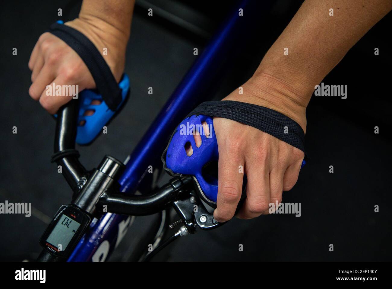 Arielle Rausin, fundadora de Ingenium Manufacturing, utiliza sus guantes de carreras de silla de ruedas durante la práctica en el Centro Nacional de Entrenamiento para el circuito de silla de ruedas de la Universidad de Illinois en Champaign, Illinois, el 3 de octubre de 2019. (Zbigniew Bzdak/Chicago Tribune/TNS) Foto de stock