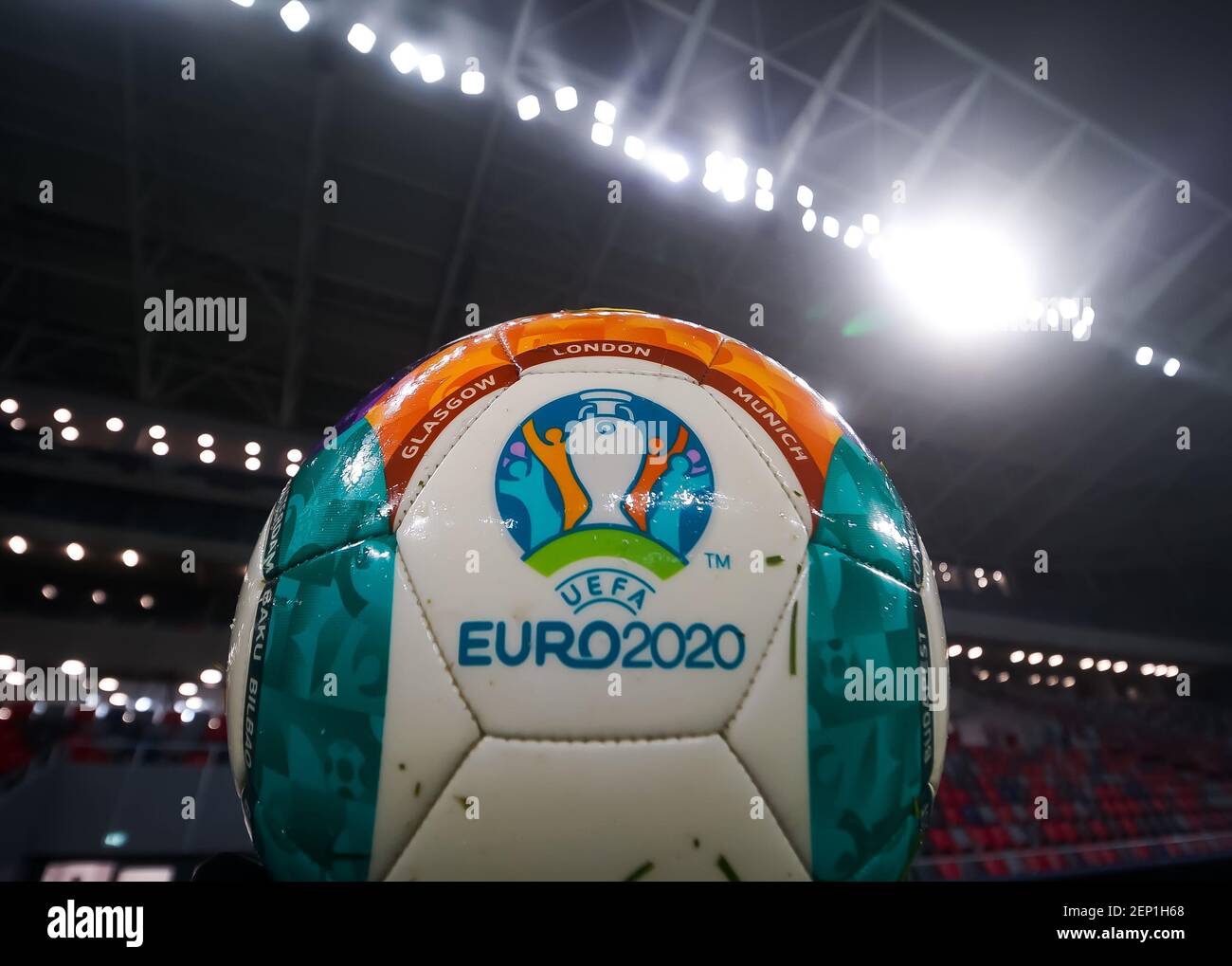 Bucarest, Rumanía - 27 de noviembre de 2020: Balón de la UEFA EURO 2020 en el nuevo estadio Steaua abierto para un evento de prensa el día de la recepción por los romani Foto de stock