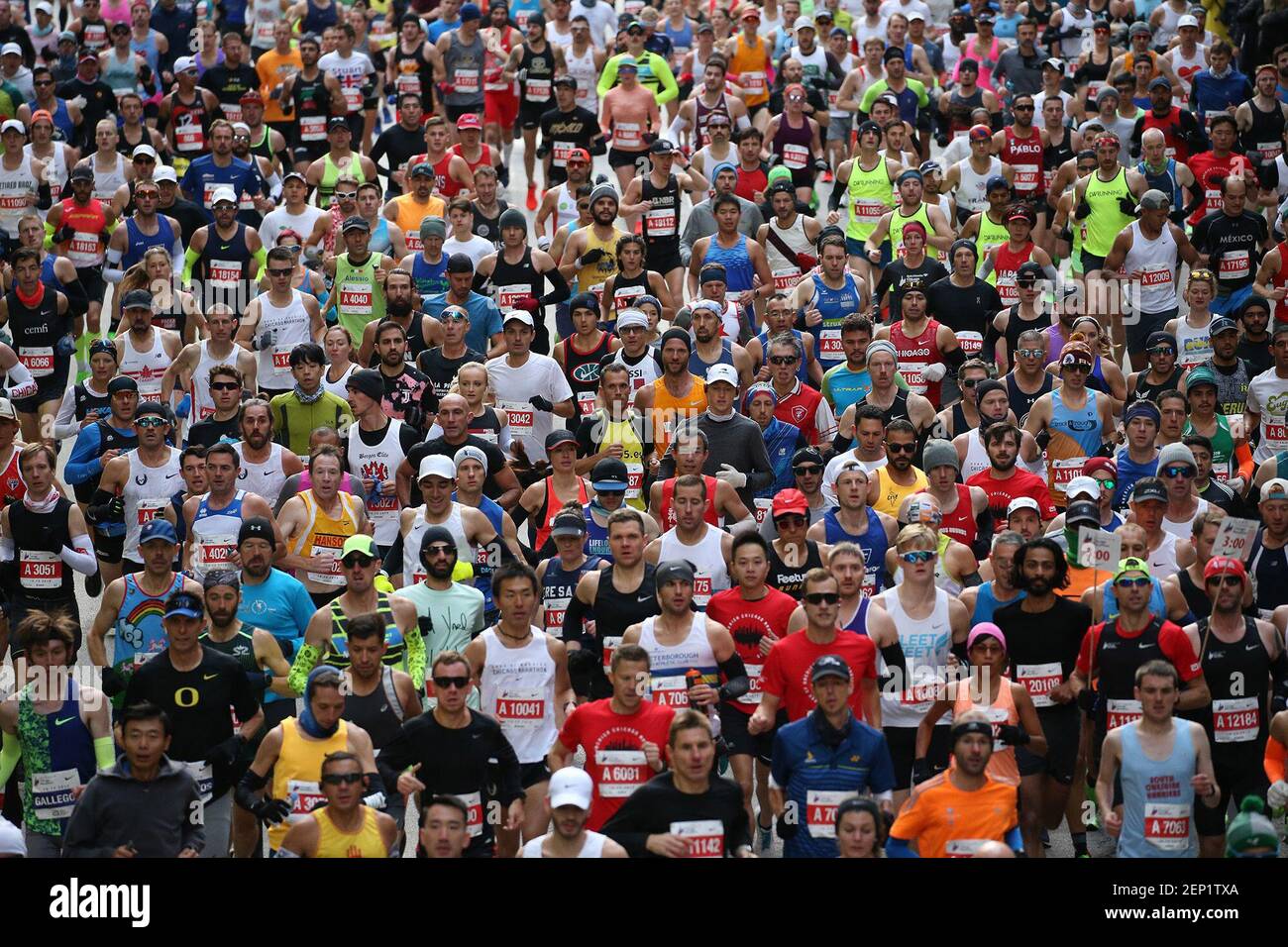 Los maratoners hacen su camino por Grand Avenue cerca de Michigan Avenue durante el Maratón de Chicago del Banco de América, domingo, 13 de octubre de 2019. (Antonio Pérez/Chicago Tribune/TNS) Foto de stock