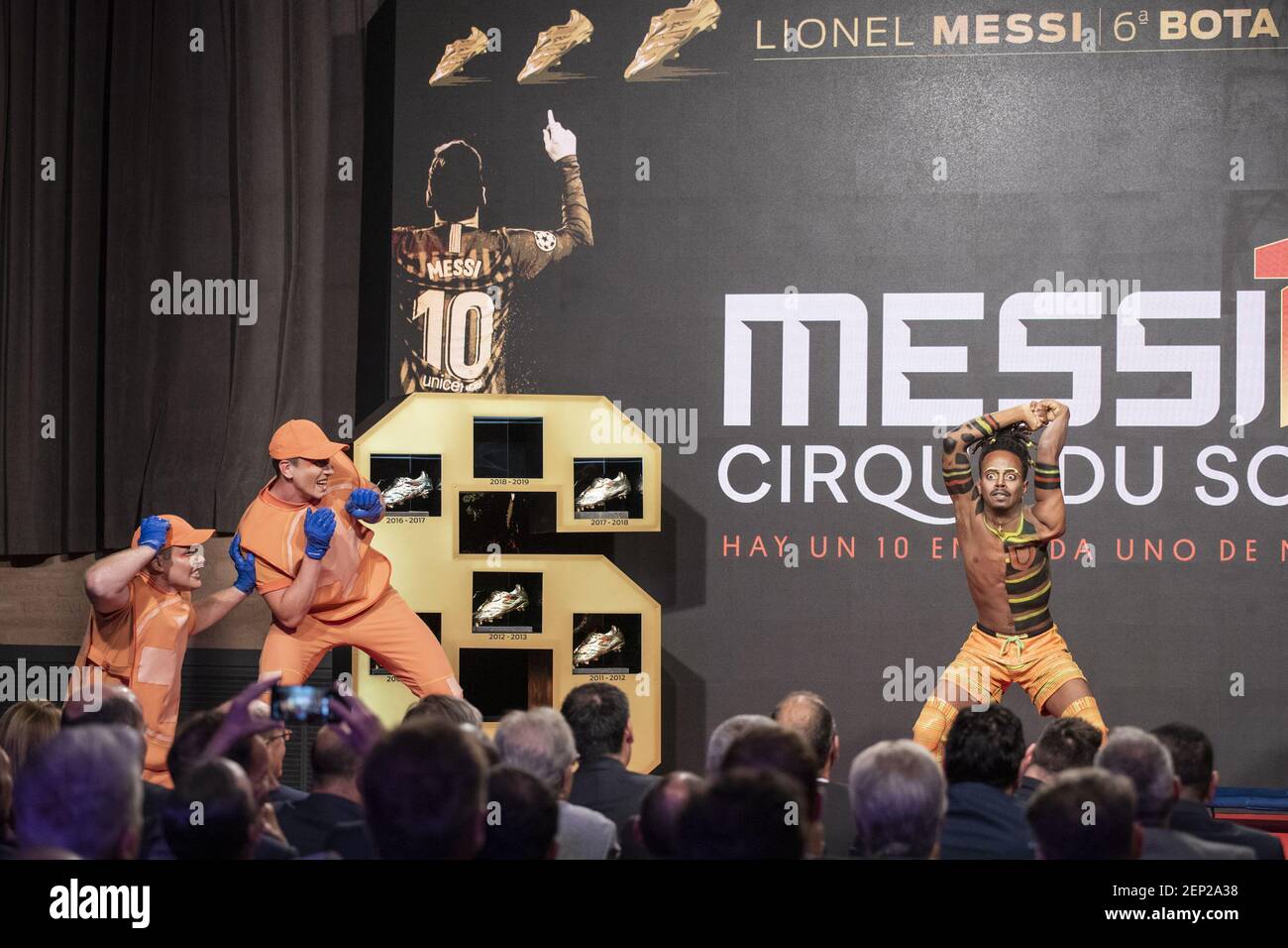 Circo del Sol durante el evento en el que Messi recibe Zapatos de Oro Europeo en Barcelona, España el 16 de octubre de (ALTERPHOTOS/ David Jar/Sipa USA Fotografía de stock - Alamy