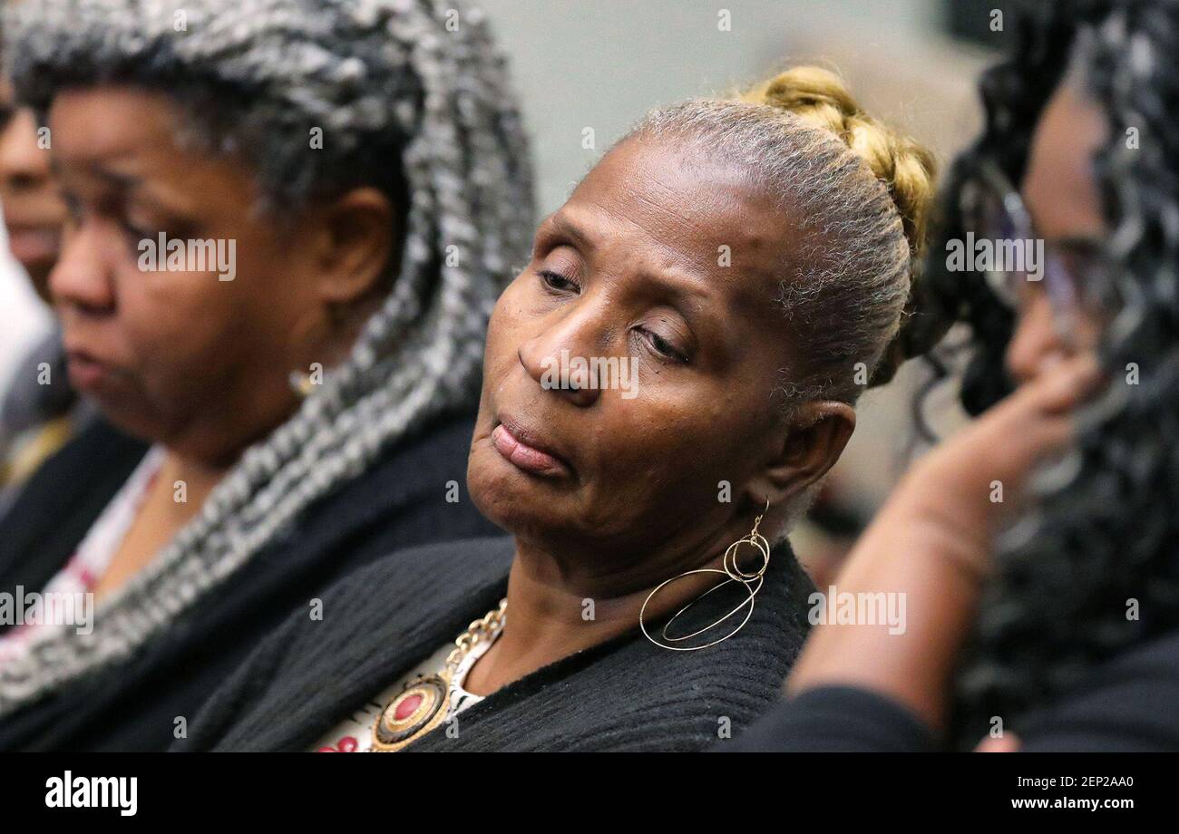 Patricia Loyd, la madre del acusado Markeith Loyd, condenada por matar a su ex novia embarazada en 2016, escucha el veredicto de culpable anunciado en el tribunal del circuito de Orange, en Orlando, Florida, el miércoles 16 de octubre, 2019. (Joe Burbank/Orlando Sentinel/TNS) Foto de stock