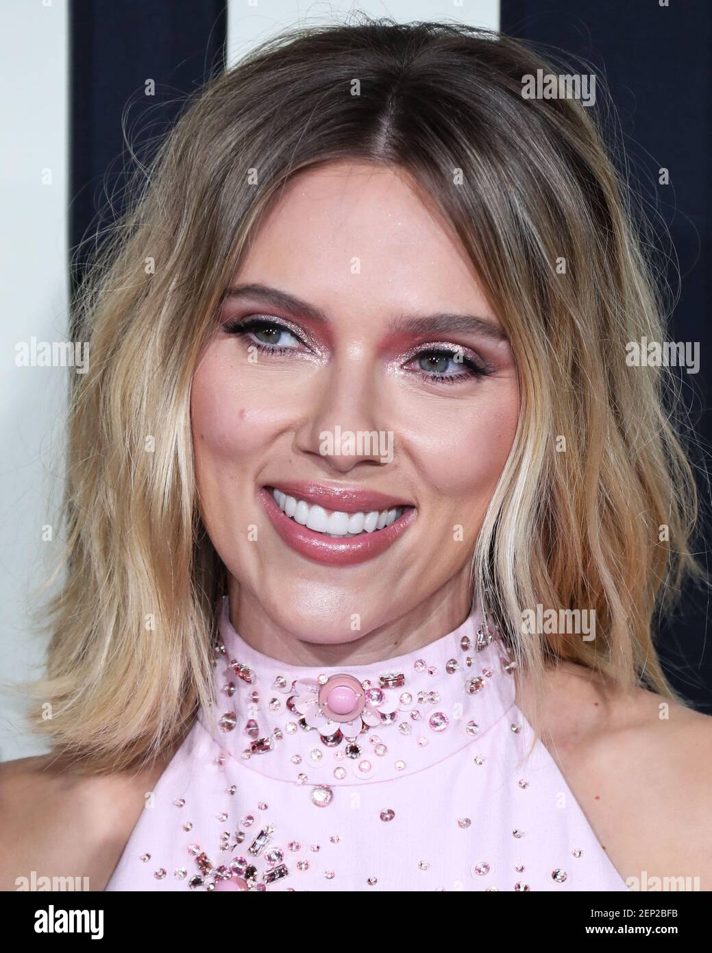 HOLLYWOOD, LOS ANGELES, CALIFORNIA, EE.UU. - OCTUBRE 15: La actriz Scarlett  Johansson con un traje de Miu Miu llega al estreno de los Ángeles de "Jojo  Rabbit" de Fox Searchlight celebrado en