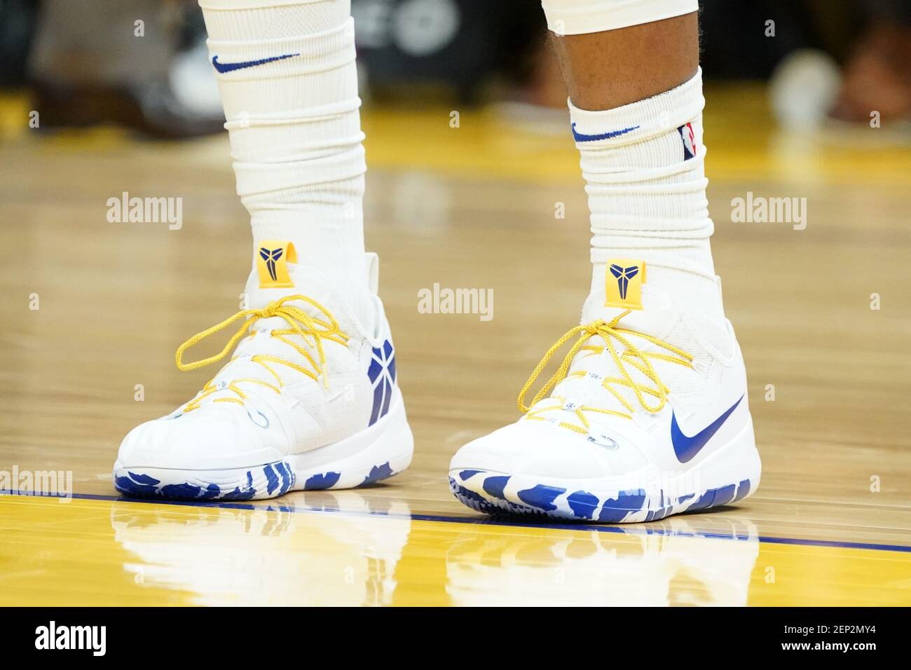 18 de octubre de 2019; San Francisco, CA, EE.UU.; Vista detallada de los zapatos  Nike usados por Golden State Warriors Forward Marquese Chriss (32) durante  el primer cuarto contra los Angeles Lakers