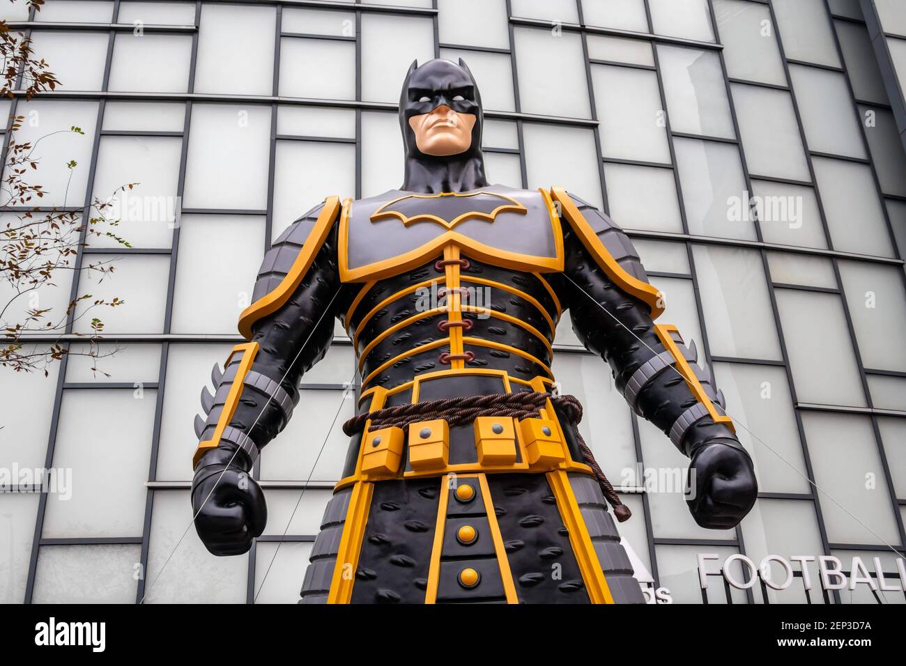 Una escultura de ocho metros de altura del superhéroe ficticio Batman  parece remarcar el 80 aniversario del nacimiento de Batman y llama la  atención de los ciudadanos locales en Shanghai, China, 22