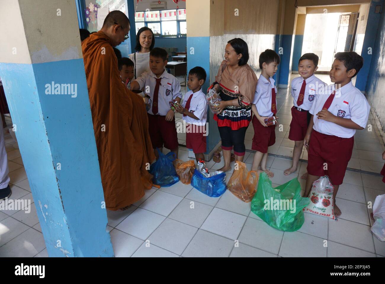 Sejumla Pelajar Memberikan Bantuan Atau Sumbangan Kepada Bhikkhu Pada Pelaksanaan Prosai Pindapata Yang Merupakan Rangkaian Dari Perayaan Hari Kathari 2563 Be 2019 Oleh Umat Budha Di Sekolah Karuna Dipa Palu Sulawesi Tengah Rabu