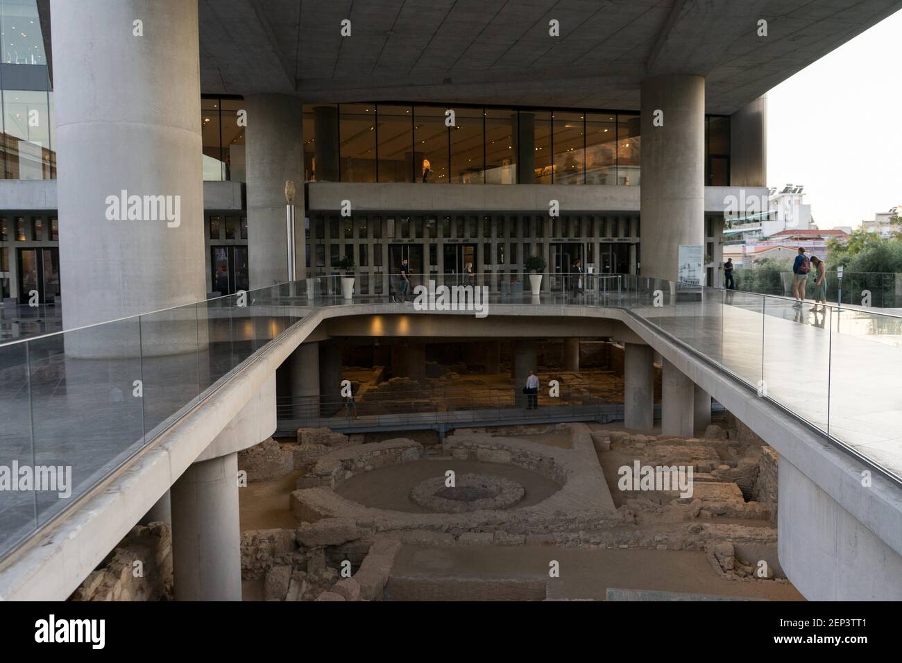 Vista de entrada desde el patio delantero del museo de la Acrópolis. El