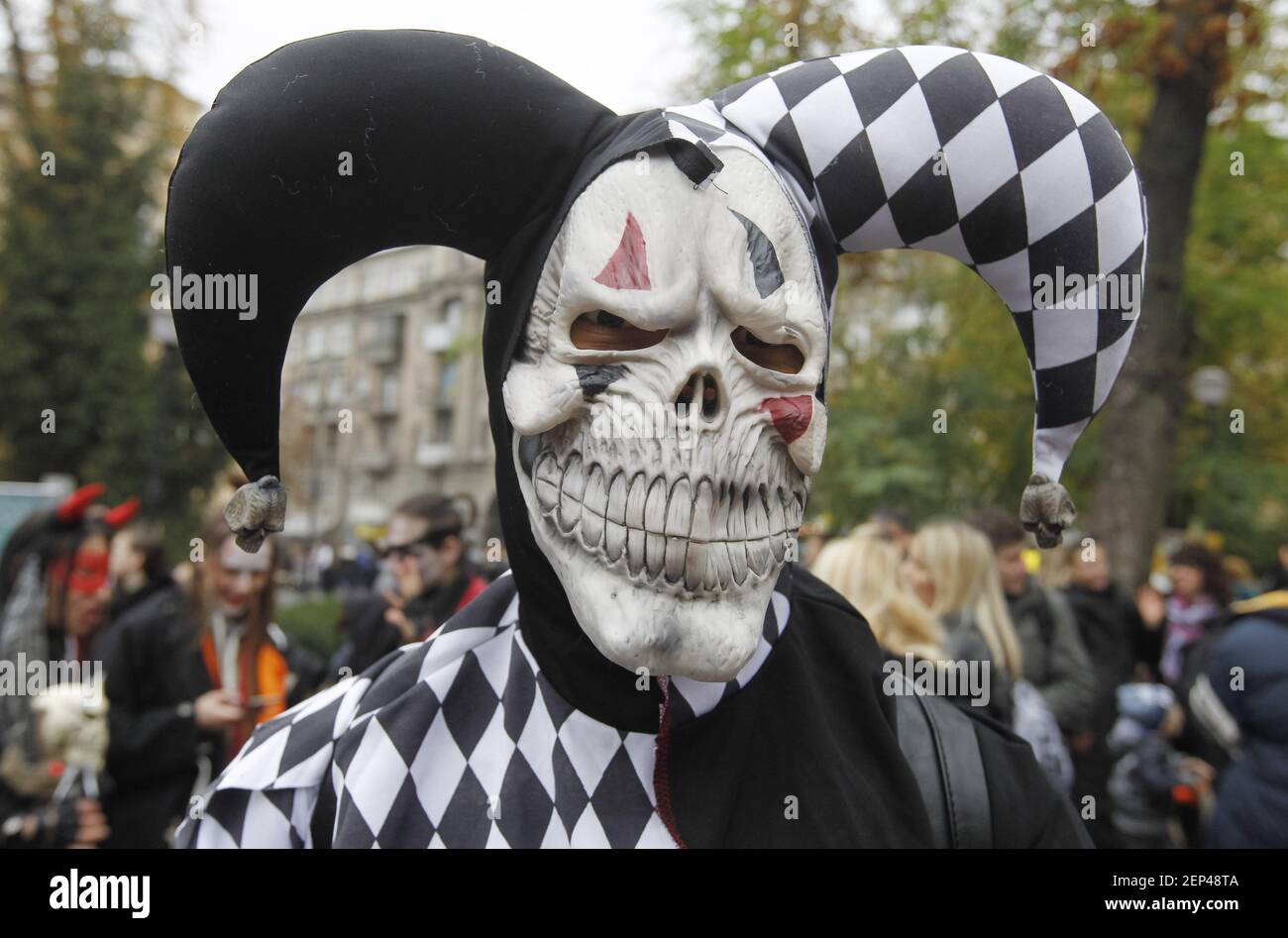 Un participante con traje de maquillador y zombi asiste al desfile de  Halloween en Kiev. Cientos de zombis se tambalearon por el interior de la  ciudad en busca de cerebros frescos durante