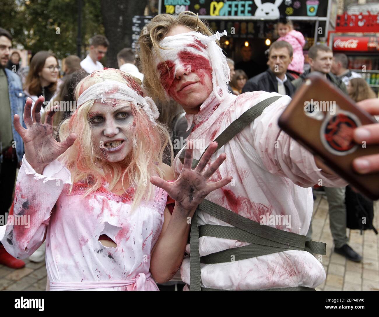 Los participantes que visten trajes de disfraz y zombi asisten al desfile  de Halloween en Kiev. Cientos de zombis se tambalearon por el interior de  la ciudad en busca de cerebros frescos