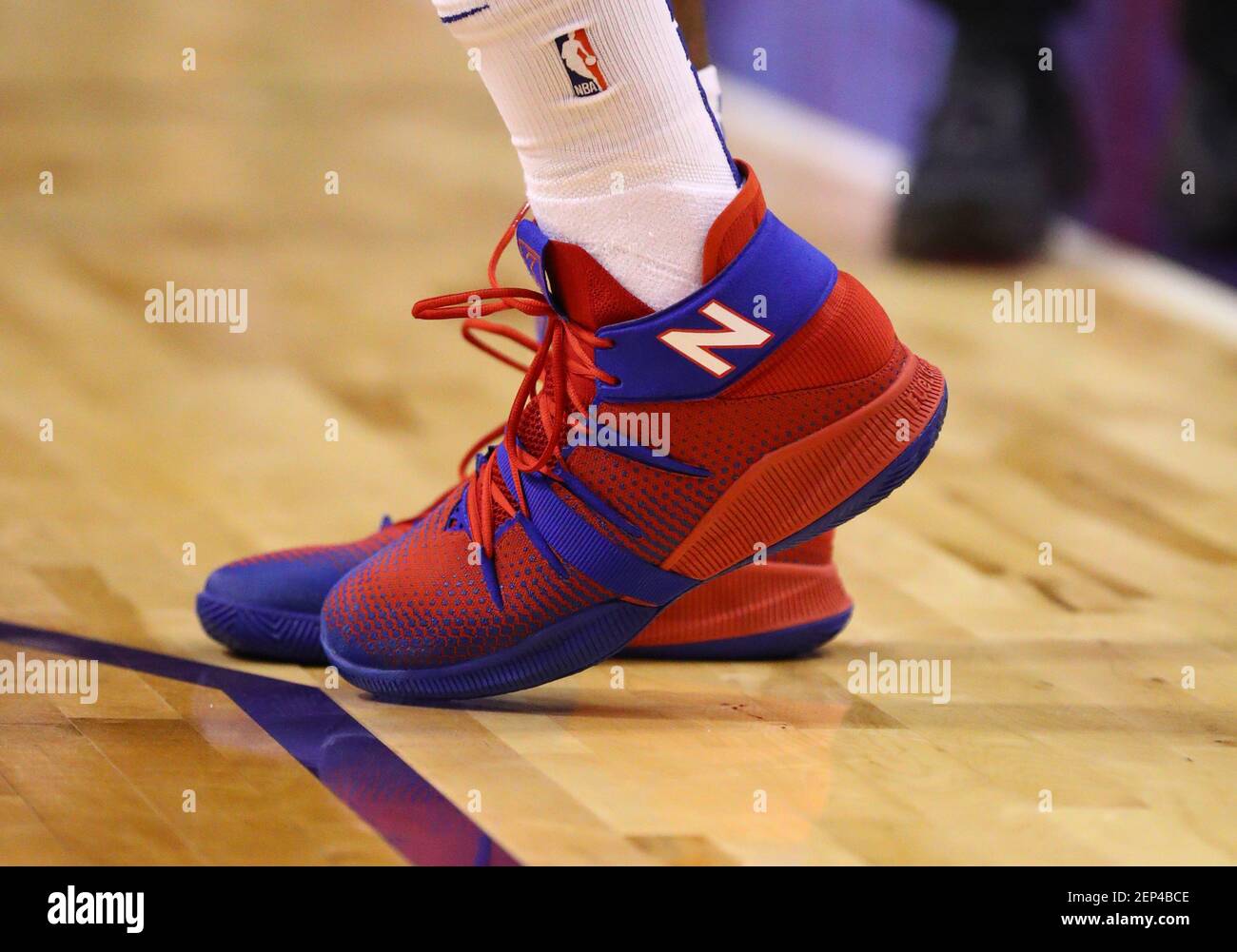 26 de octubre de 2019; Phoenix, AZ, EE.UU.; Vista detallada de las  zapatillas de baloncesto New Balance usadas por los Angeles Clippers  delante Kawhi Leonard (2) contra los Phoenix Suns en la