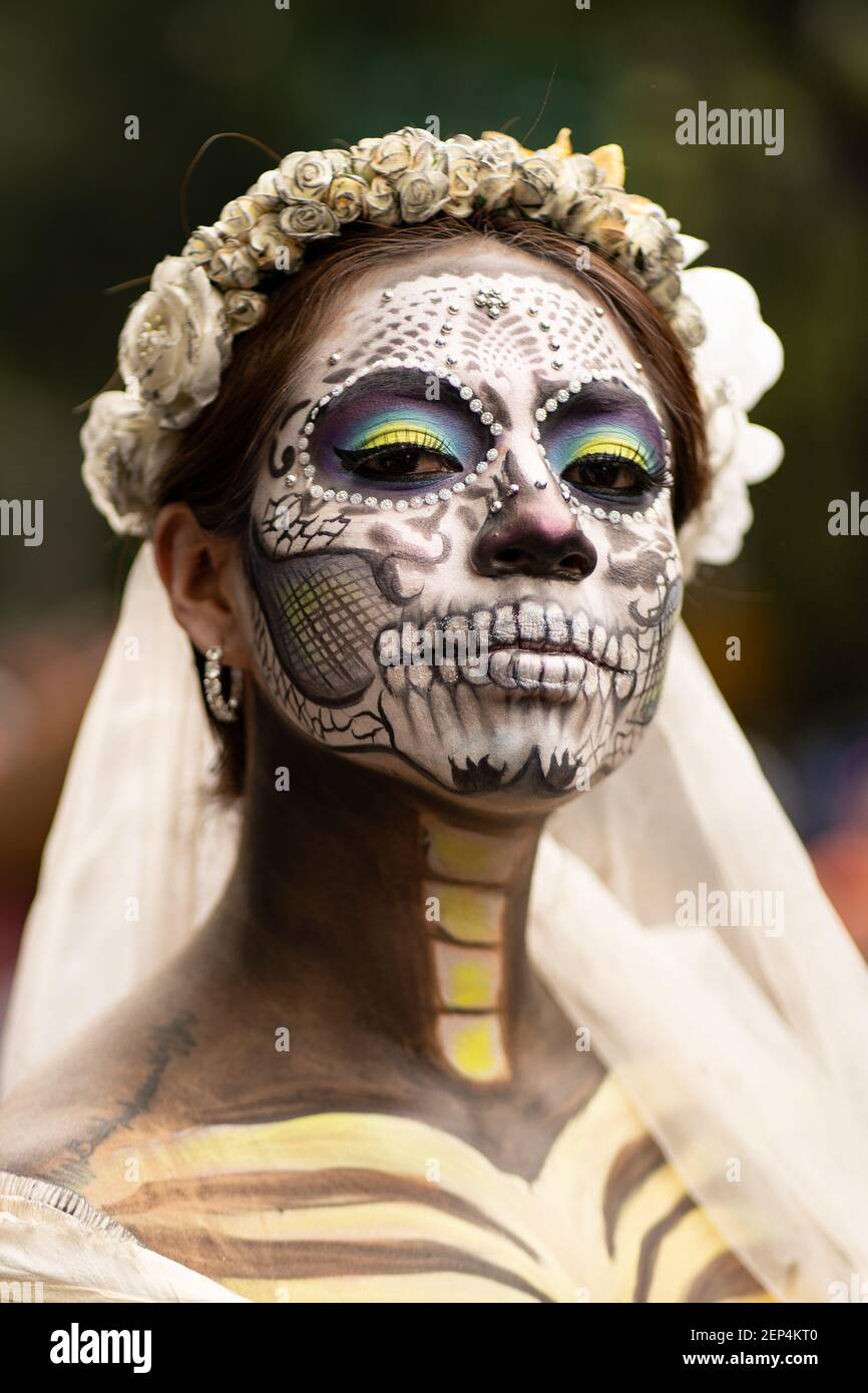 Una mujer con su rostro pintado posará para una fotografía durante el  Festival de Catrina. Miles de personas salieron a las calles de la Ciudad  de México para ver la procesión de