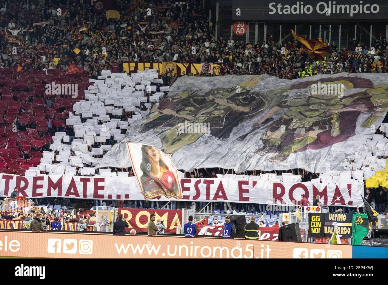 COMO los partidarios de Roma visto durante la serie italiana un partido de  fútbol entre COMO Roma y AC Milán en el Estadio Olímpico de Roma (marcador  final; COMO Roma 2:1 AC