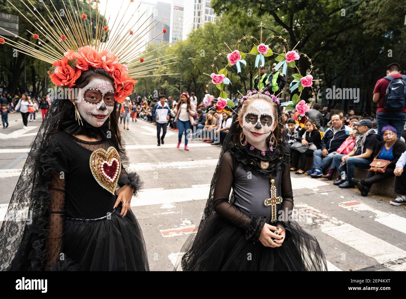 Dos niñas en traje visto durante el Festival de Catrina. Miles de personas  salieron a las calles de la Ciudad de México para ver la procesión de las  Catrinas. Catrina es un
