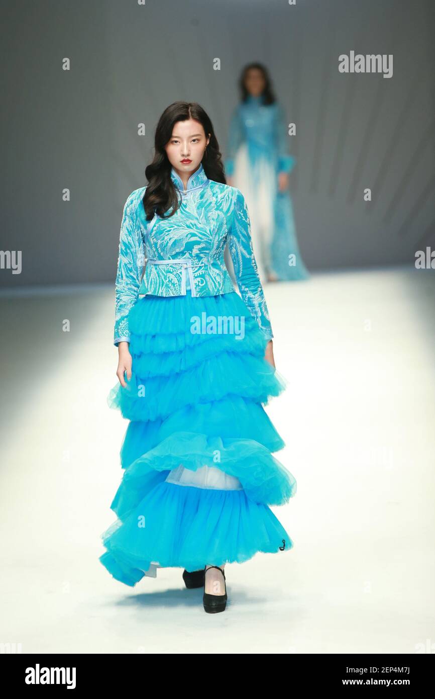 Beijing,CHINA-el 25 de octubre de 2019, China International Fashion Week  (colección primavera/verano 2020) -- Interior Mongolia tela rosa y elemento  mongol ropa étnica show de moda se llevó a cabo en el