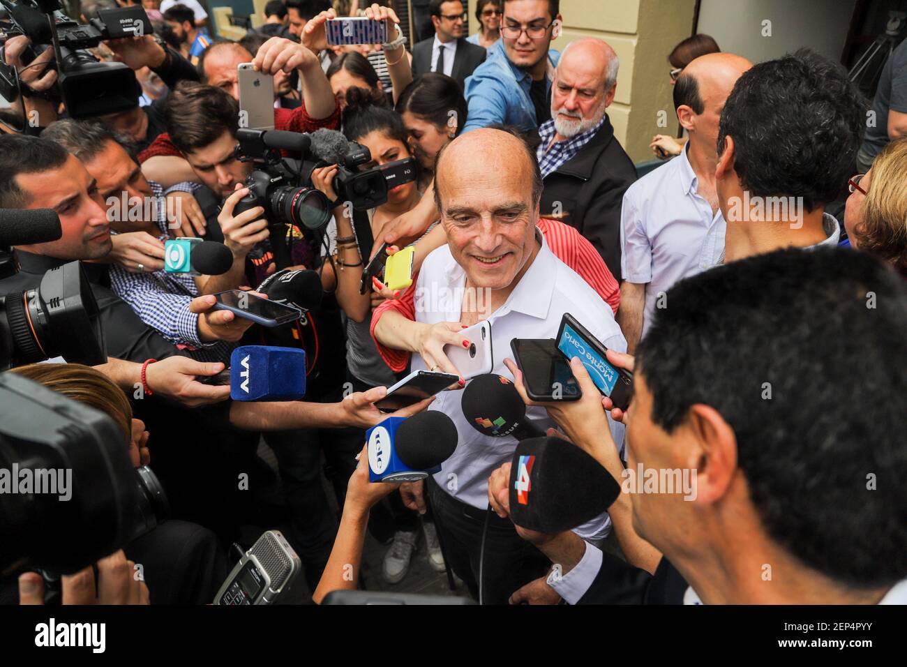 Motor Daniel Martínez, candidato del frente Amplio, habla a la prensa  después de votar en Montevideo. El Partido Nacional y el frente Amplio irán  a la segunda vuelta el 27 de noviembre