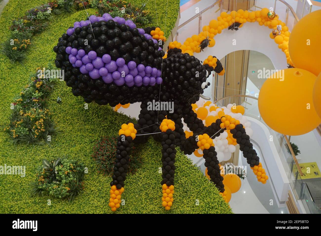 Una araña gigante hecha de globos se coloca en el vestíbulo de un centro  comercial para dar la bienvenida a Halloween en la ciudad de Hangzhou, en  la provincia de Zhejiang, en
