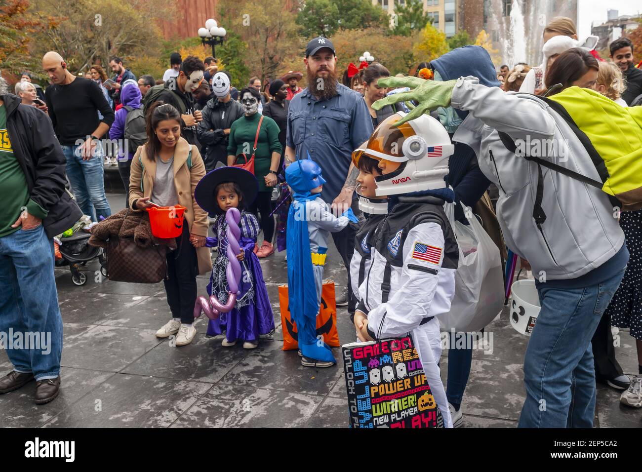 Cientos de adultos y niños en Washington Square Park en Greenwich