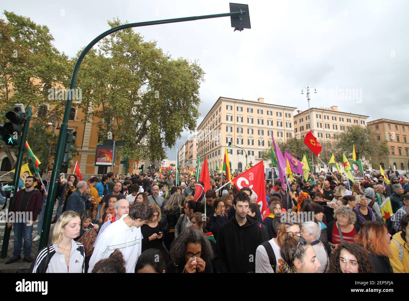 1 de noviembre manifestación nacional en Roma junto al pueblo kurdo (Foto de Claudio Sisto/Pacific Press/Sipa USA) Foto de stock