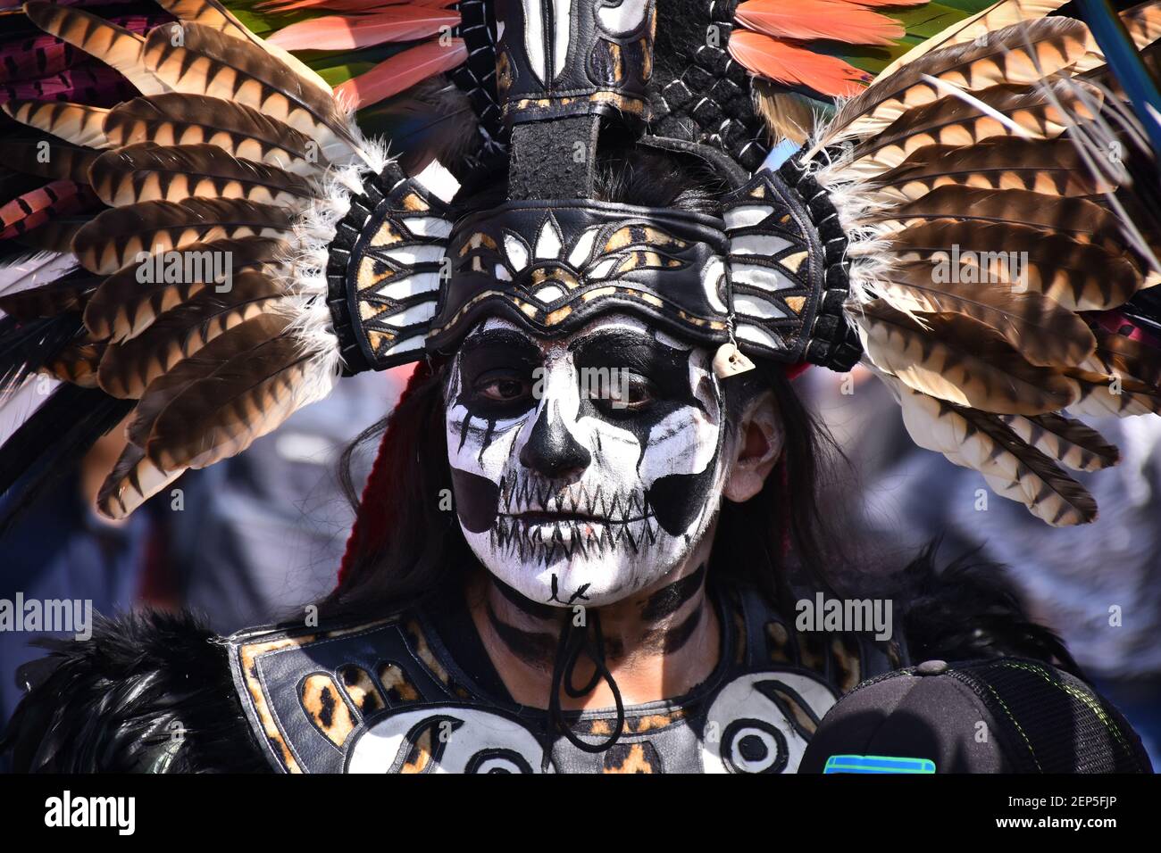 CIUDAD DE MÉXICO, MÉXICO - 1 DE NOVIEMBRE: Una niña con el vestido  prehispánico posará para hacer fotos durante la mega ofrenda como parte de  la celebración de Dia de muertos para