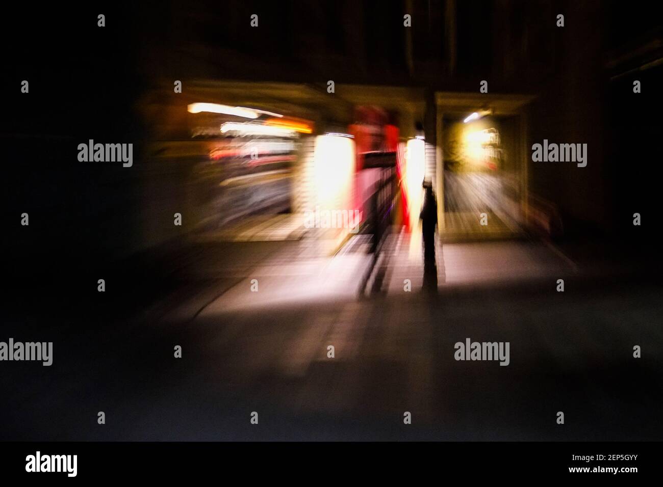 La lente de zoom añade acción a la escena nocturna de la ciudad al aire libre moody, Montpelier, VT, EE.UU. Foto de stock