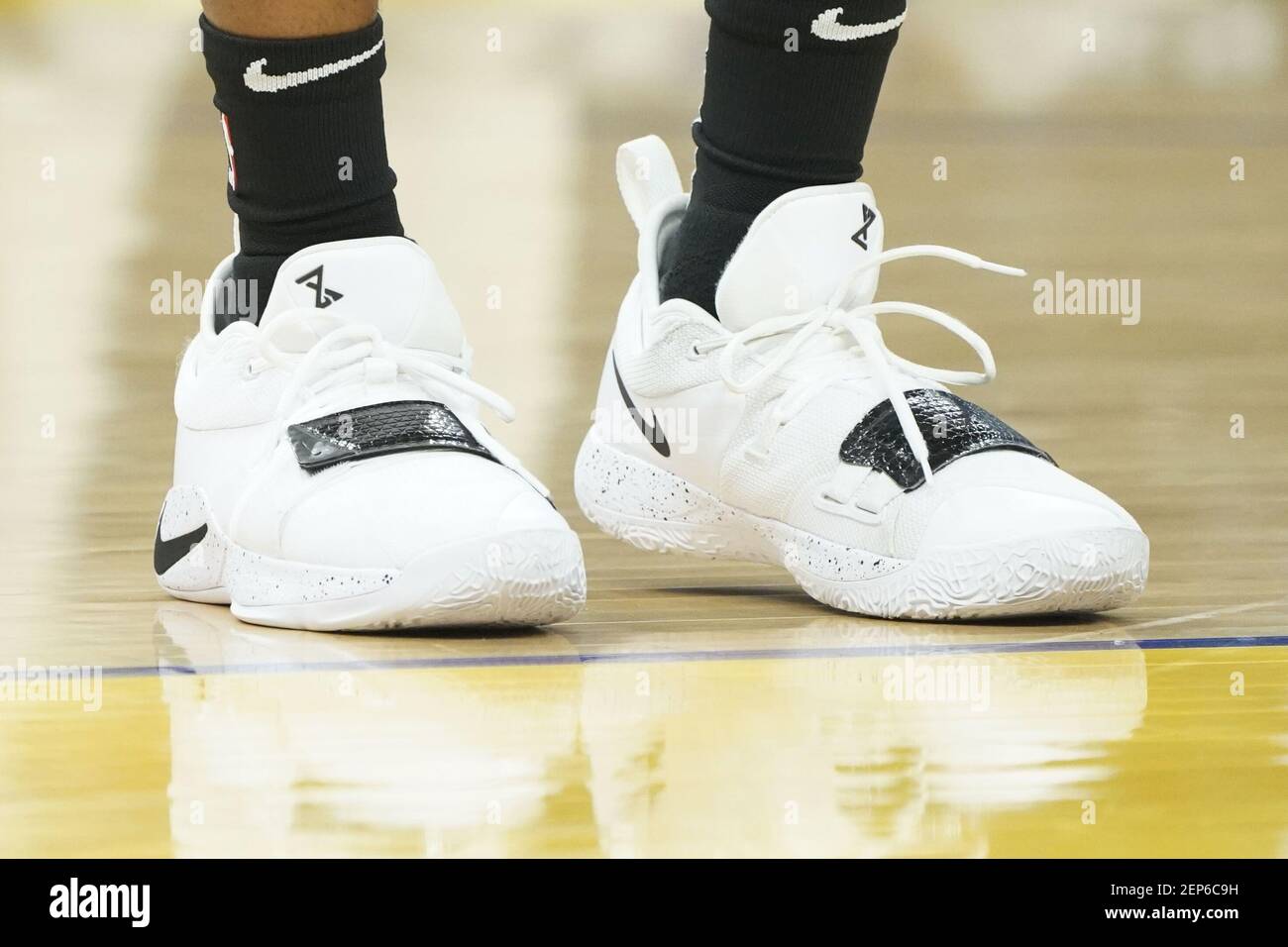 4 de noviembre de 2019; San Francisco, CA, EE.UU.; Vista detallada de los zapatos  Nike usados por Portland Trail Blazers Forward Rodney Hood (5) durante el  segundo cuarto contra los Golden State