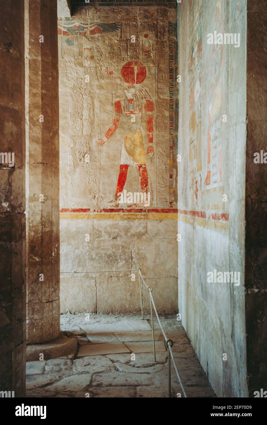 Ra-Horakhty Polychrome Bas-Relief en la Capilla de Anubis en el Templo Mortuorio de la Reina Hatshepsut en Deir el Bahari, Egipto, África Foto de stock