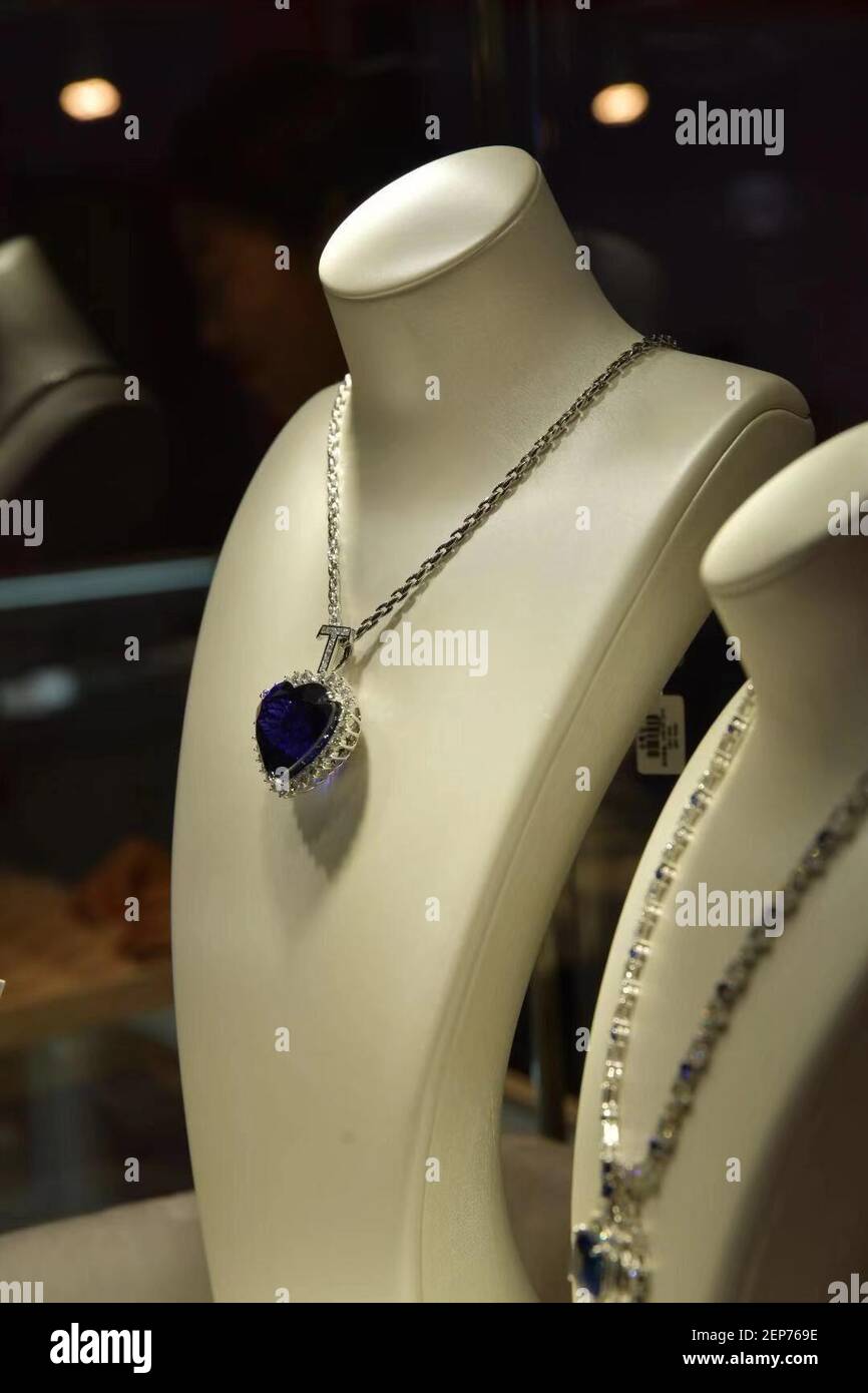 El corazón del océano, el collar de diamantes azul tanzanita de 128  quilates que aparece en la película de Titanic de Hollywood, se exhibe en  la segunda exposición Internacional de importaciones de