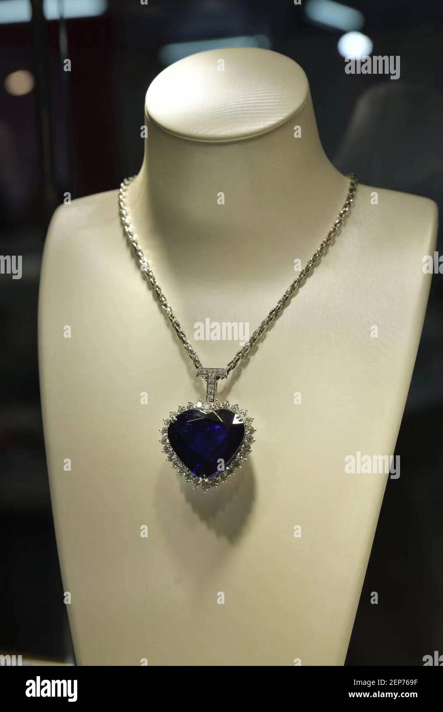 El corazón del océano, el collar de diamantes azul tanzanita de 128  quilates que aparece en la película de Titanic de Hollywood, se exhibe en  la segunda exposición Internacional de importaciones de